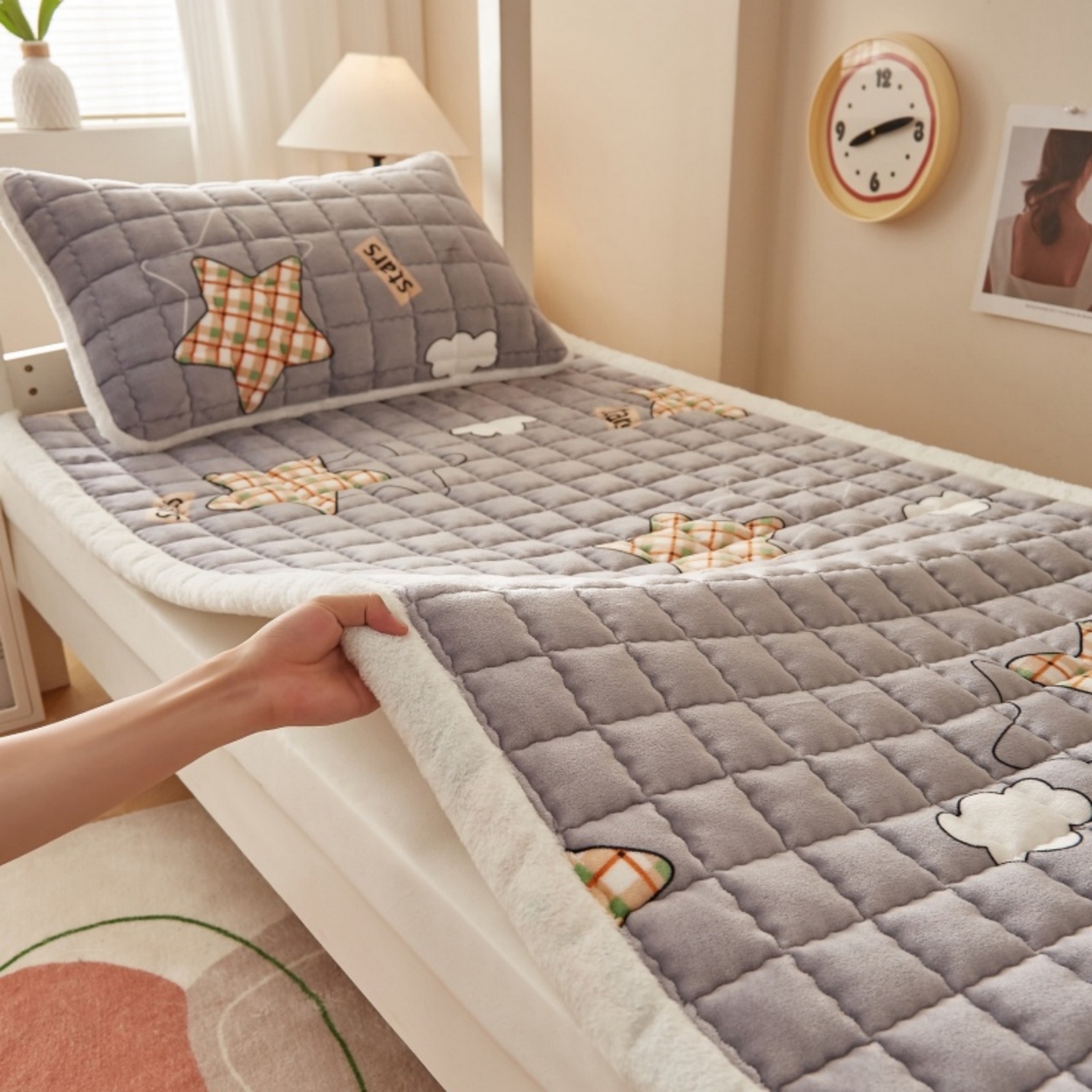 91家纺网 家纺一手货源 找家纺 东宇床垫 2025新款A类牛奶绒印花直角防滑床垫床褥三件套-学生款 星云灰