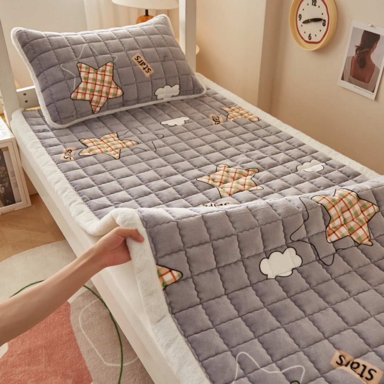 91家纺网 家纺一手货源 找家纺 东宇床垫 2025新款A类牛奶绒印花直角防滑床垫床褥三件套-学生款 星云灰