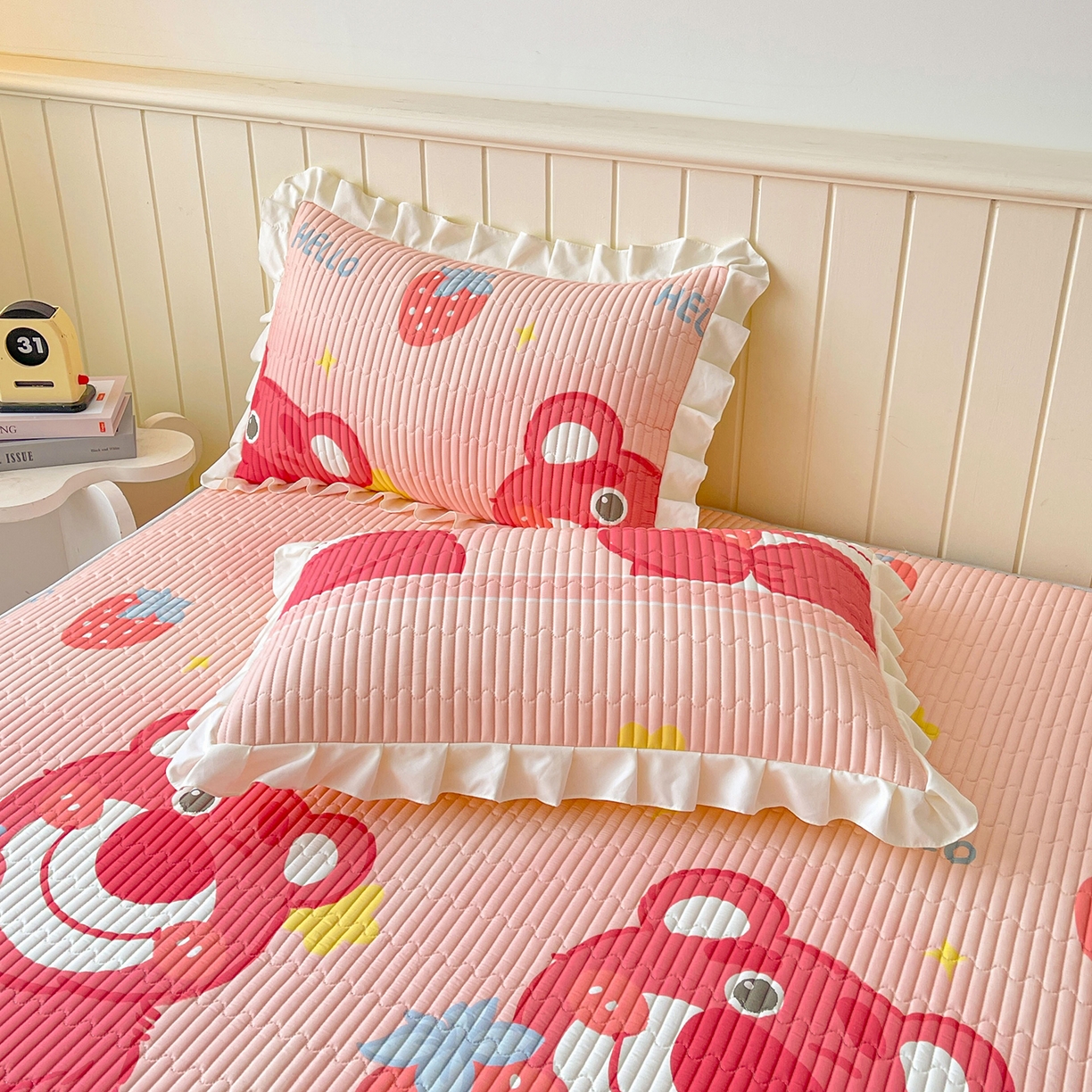 91家纺网 家纺一手货源 找家纺 伊人坊2025新款A类唯美纯棉印花夹棉床笠 纯棉+草莓熊