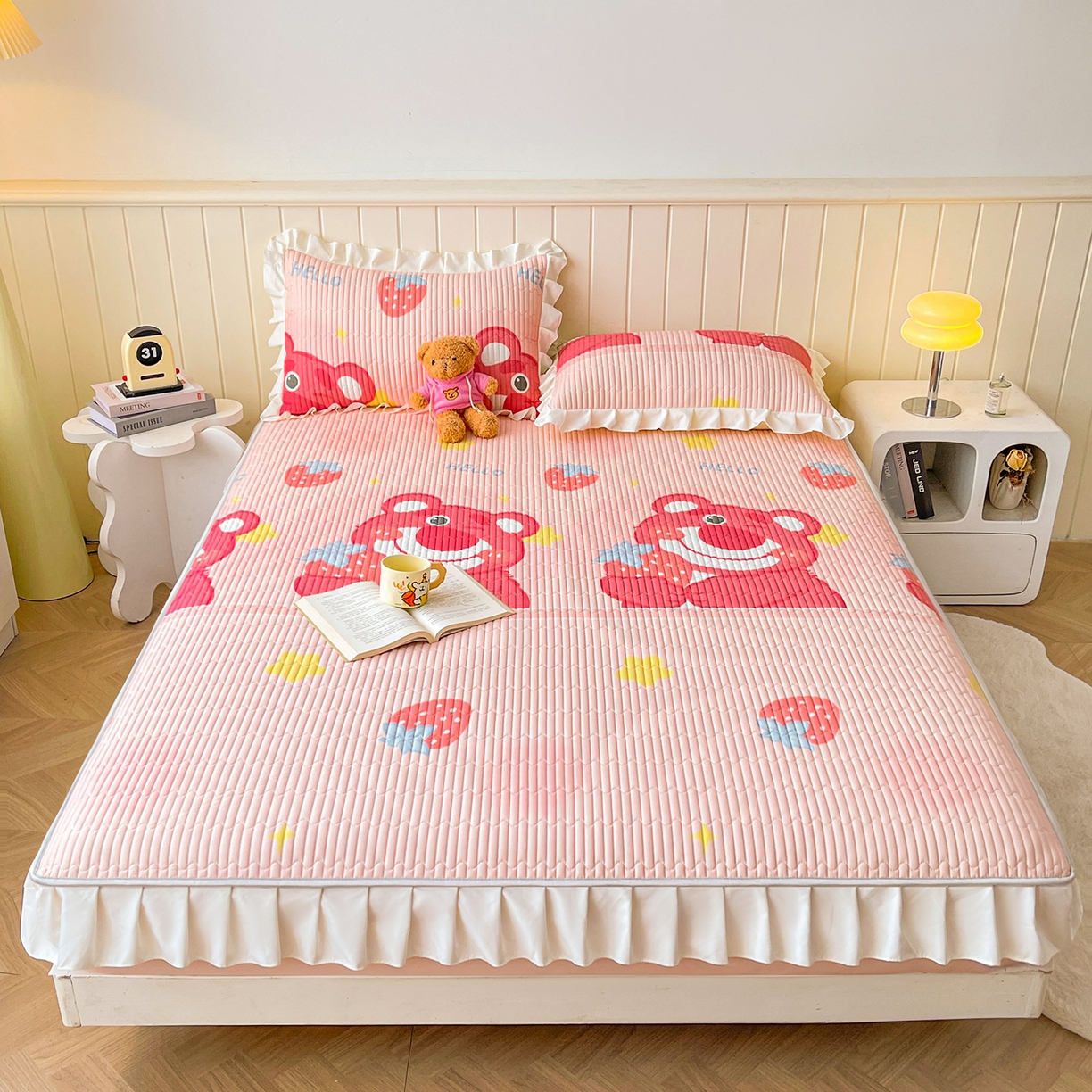 91家纺网 家纺一手货源 找家纺 伊人坊2025新款A类唯美纯棉印花夹棉床笠 纯棉+草莓熊