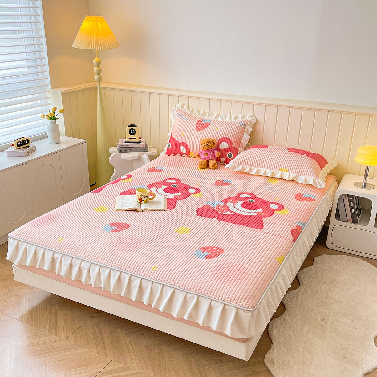 91家纺网 家纺一手货源 找家纺 伊人坊2025新款A类唯美纯棉印花夹棉床笠 纯棉+草莓熊