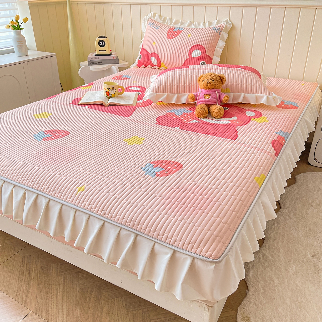 91家纺网 家纺一手货源 找家纺 伊人坊2025新款A类唯美纯棉印花夹棉床笠 纯棉+草莓熊