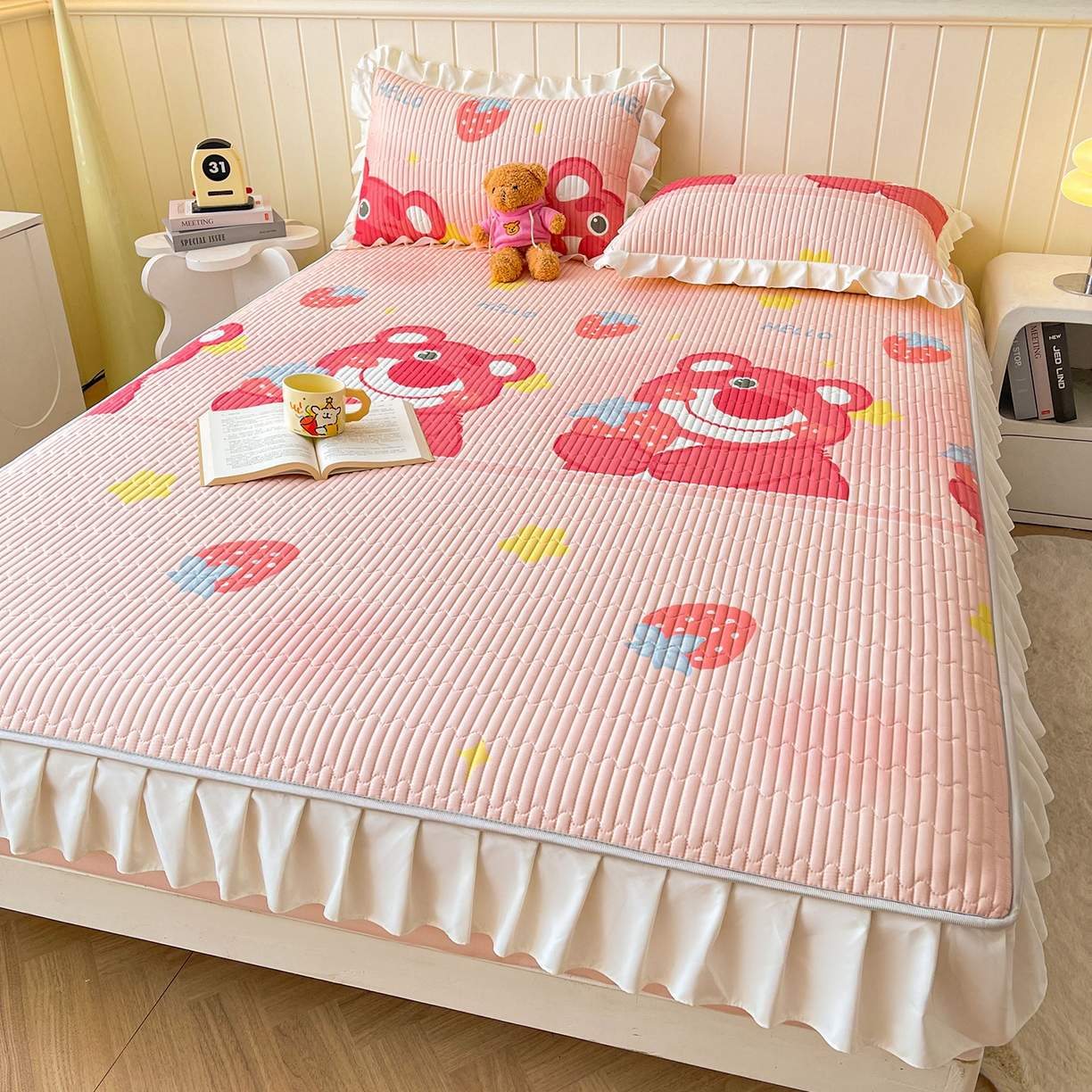 91家纺网 家纺一手货源 找家纺 伊人坊2025新款A类唯美纯棉印花夹棉床笠 纯棉+草莓熊