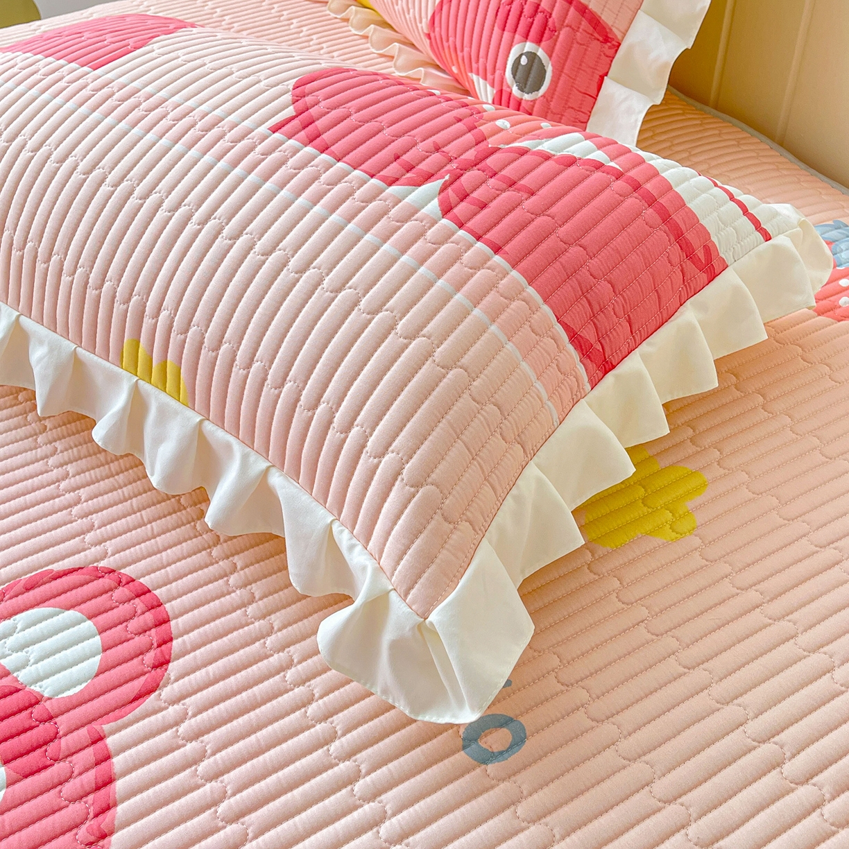 91家纺网 家纺一手货源 找家纺 伊人坊2025新款A类唯美纯棉印花夹棉床笠 纯棉+草莓熊