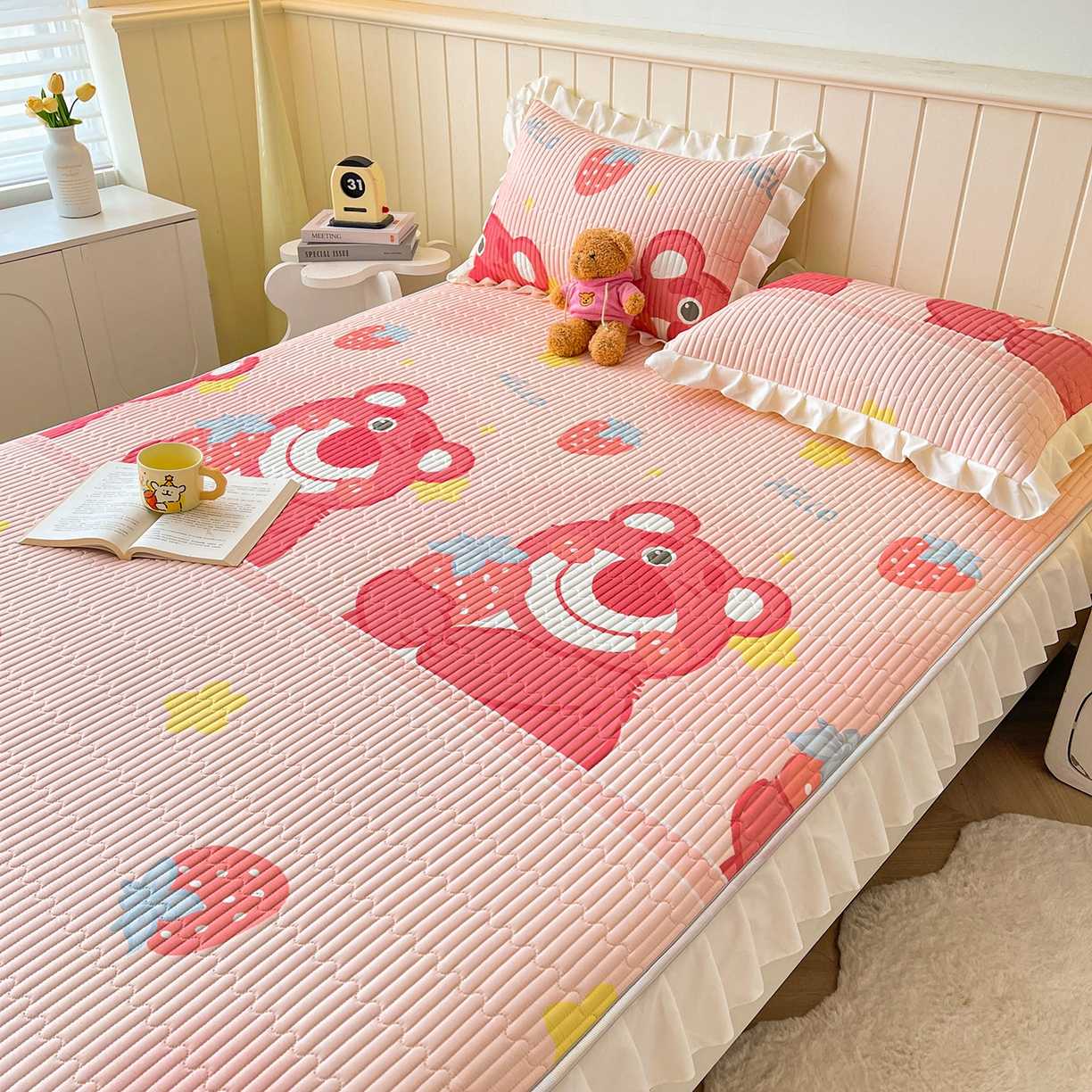 91家纺网 家纺一手货源 找家纺 伊人坊2025新款A类唯美纯棉印花夹棉床笠 纯棉+草莓熊