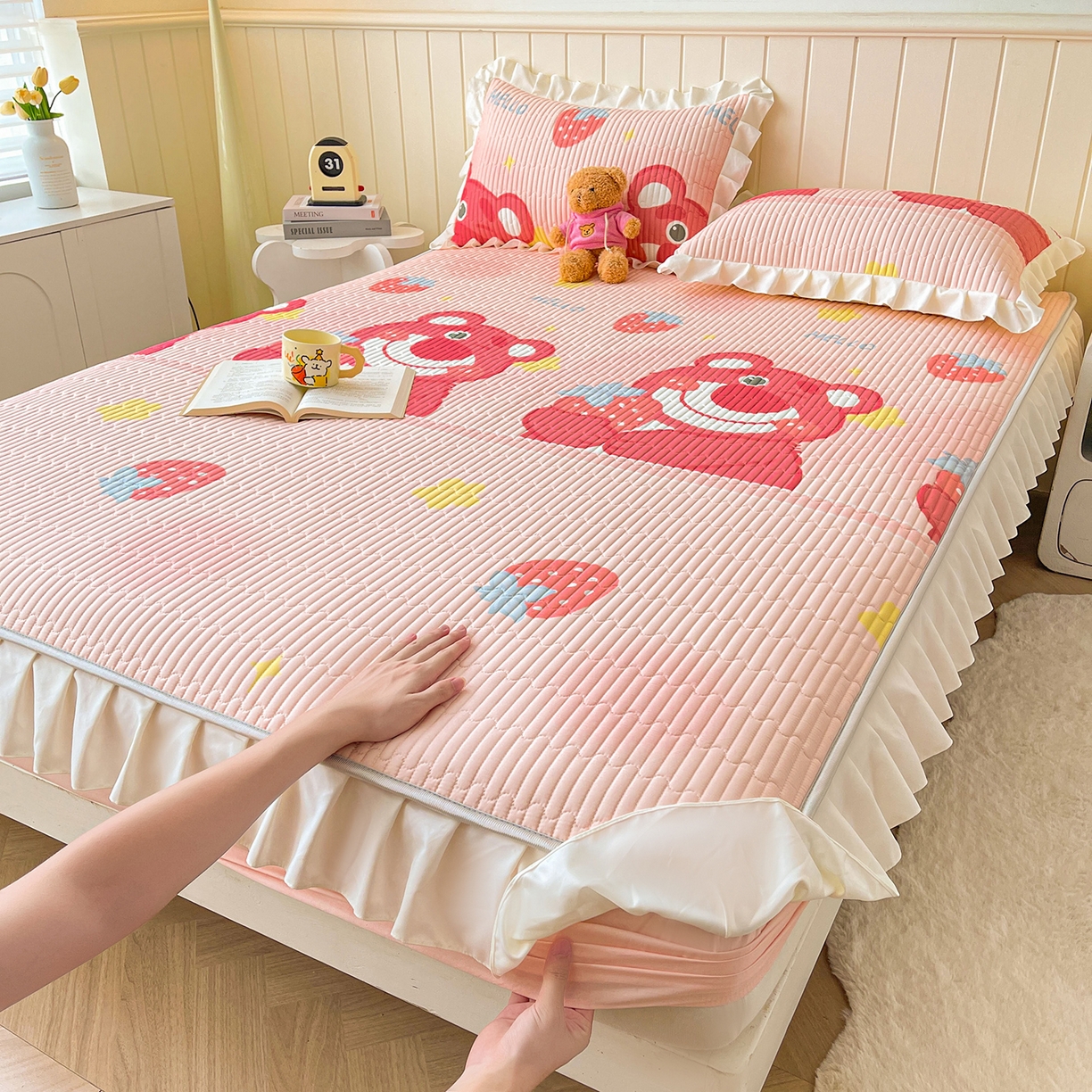 91家纺网 家纺一手货源 找家纺 伊人坊2025新款A类唯美纯棉印花夹棉床笠 纯棉+草莓熊