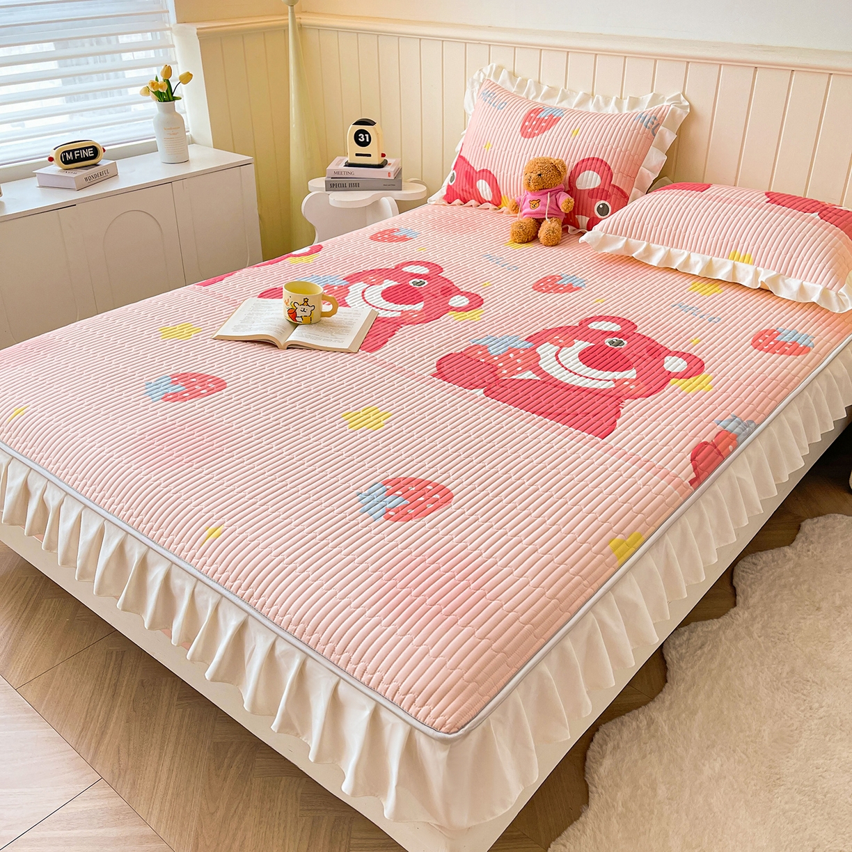 91家纺网 家纺一手货源 找家纺 伊人坊2025新款A类唯美纯棉印花夹棉床笠 纯棉+草莓熊