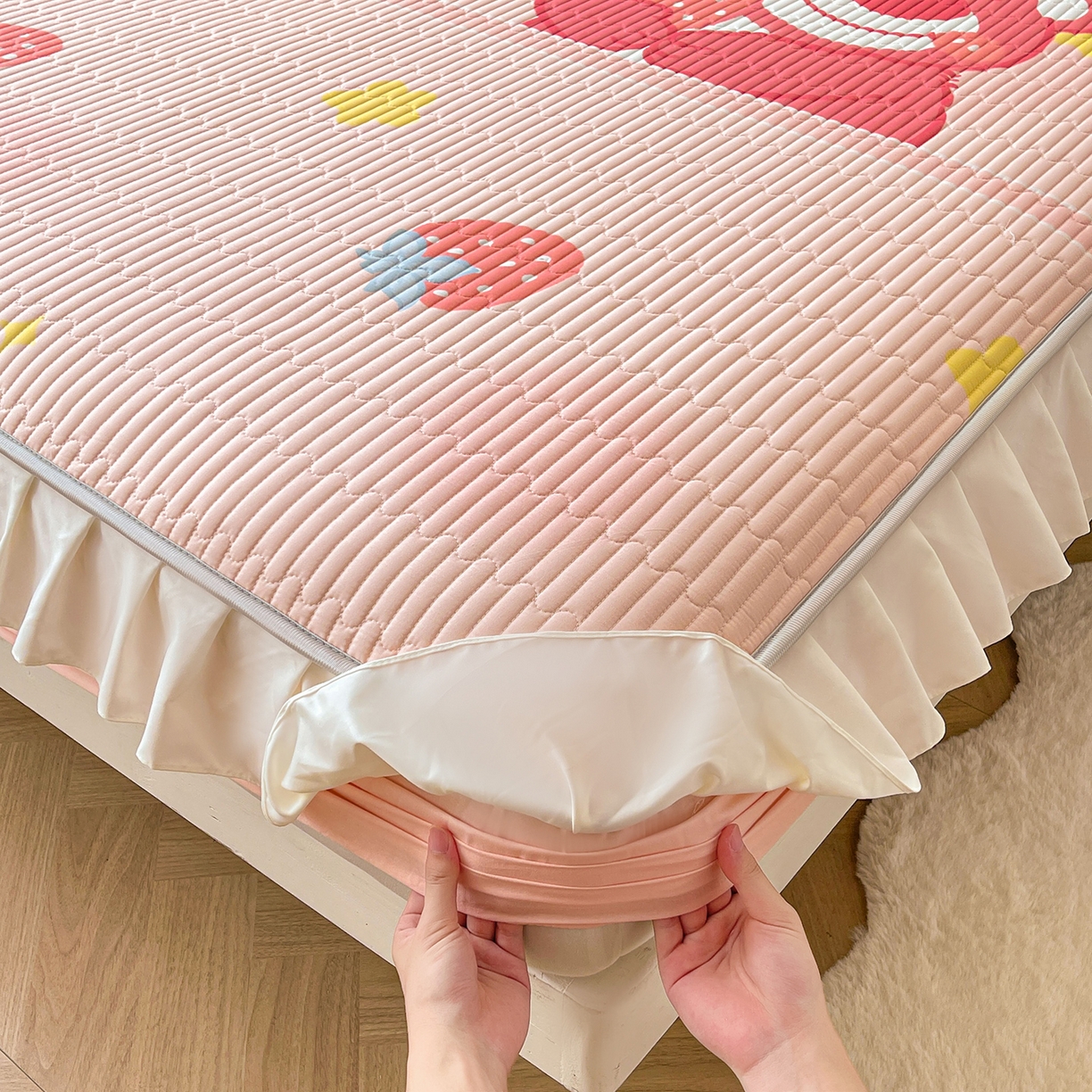 91家纺网 家纺一手货源 找家纺 伊人坊2025新款A类唯美纯棉印花夹棉床笠 纯棉+草莓熊