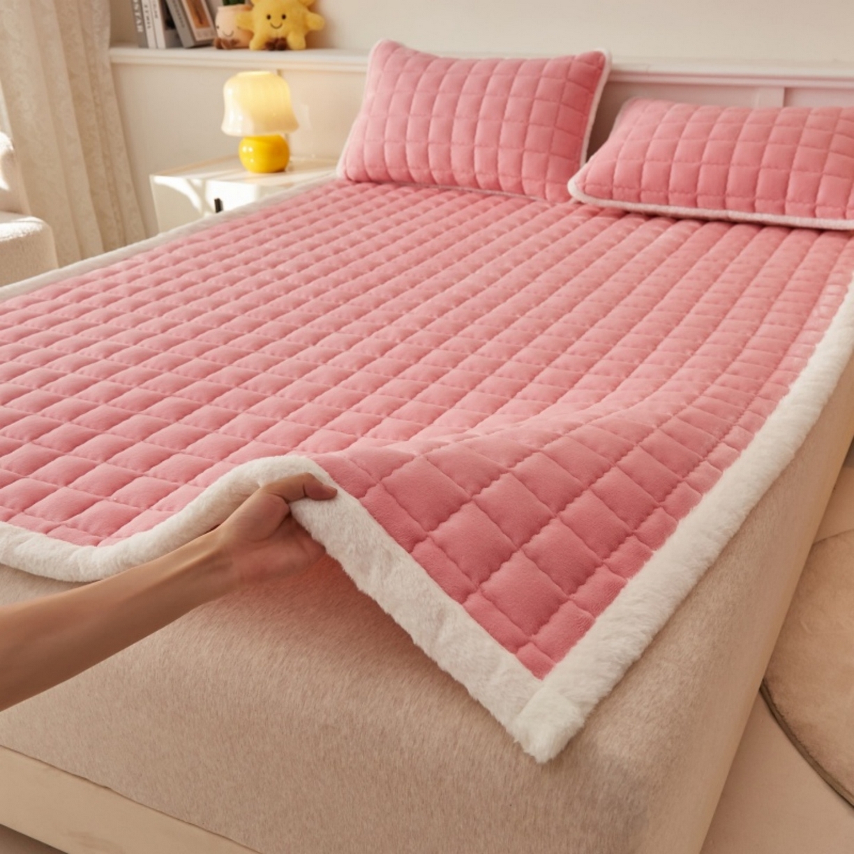 91家纺网 家纺一手货源 找家纺 （总）东宇床垫 2025新款A类牛奶绒印花直角防滑床垫床褥三件套-成人款