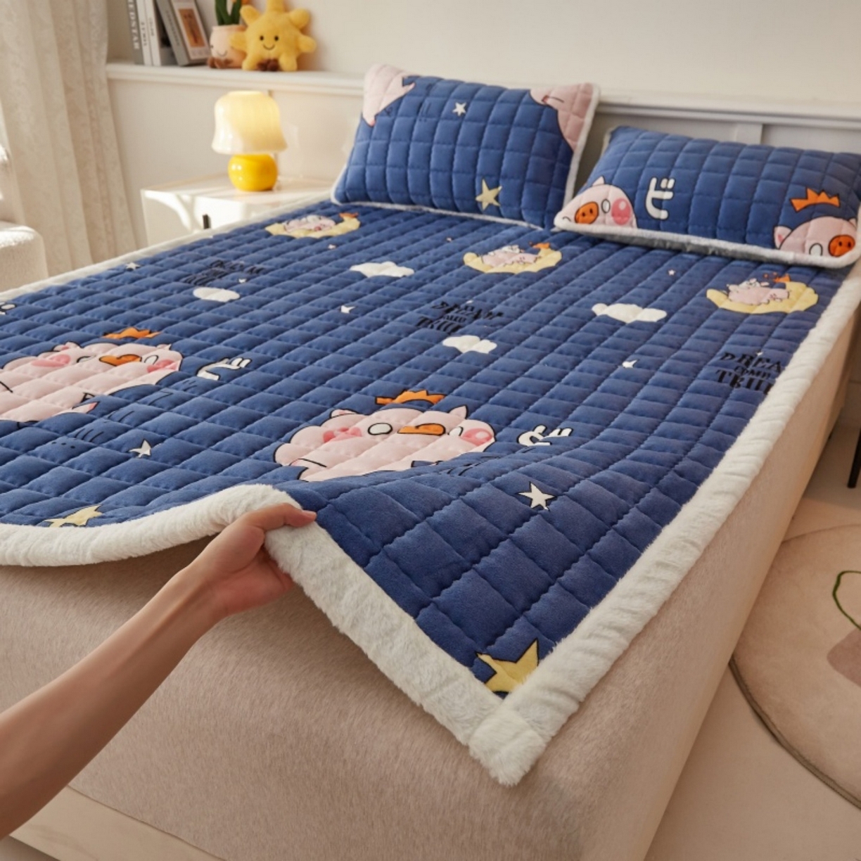 91家纺网 家纺一手货源 找家纺 （总）东宇床垫 2025新款A类牛奶绒印花直角防滑床垫床褥三件套-成人款