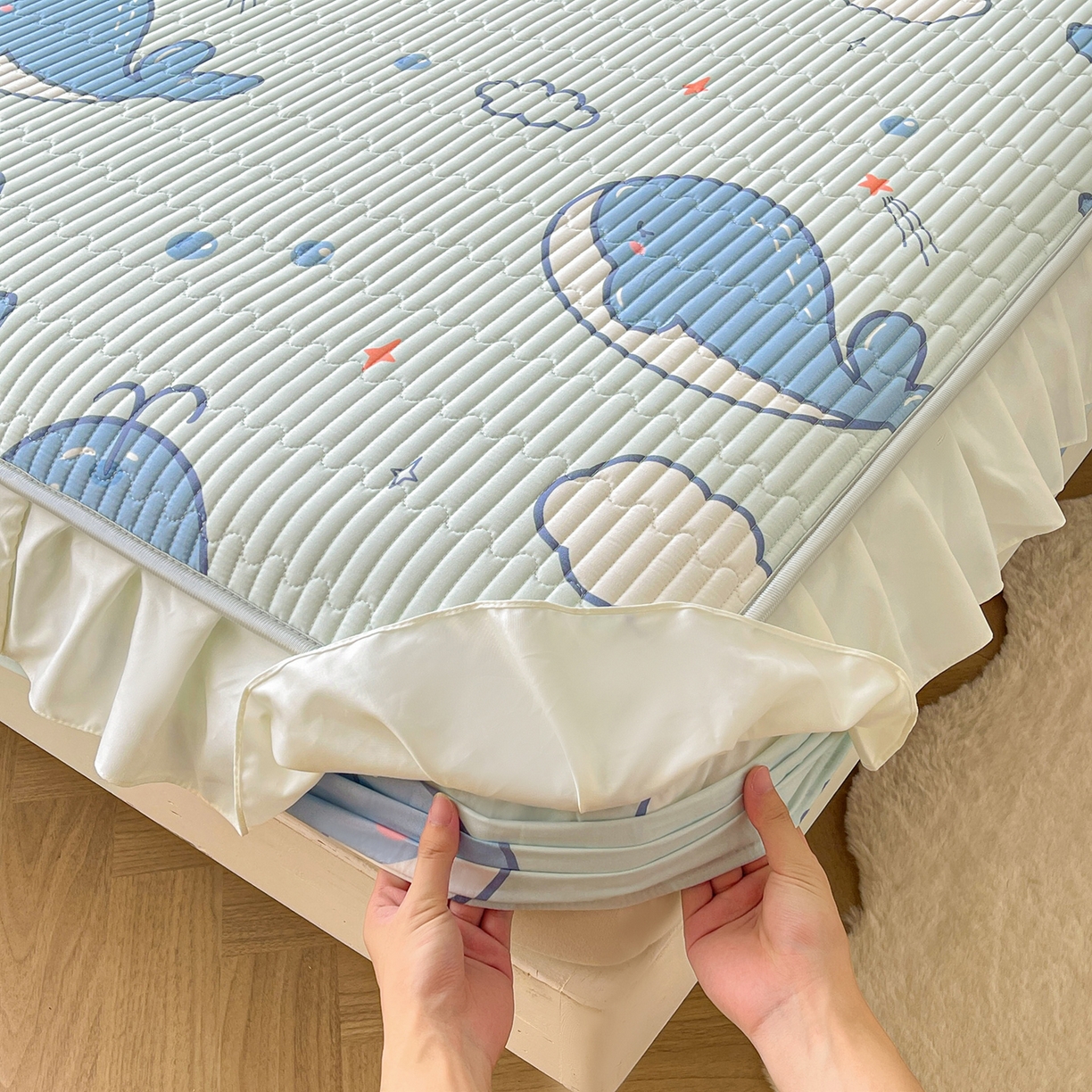 91家纺网 家纺一手货源 找家纺 伊人坊2025新款A类唯美纯棉印花夹棉床笠 纯棉+蓝鲸鱼