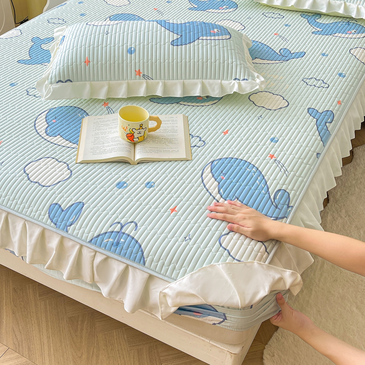 91家纺网 家纺一手货源 找家纺 伊人坊2025新款A类唯美纯棉印花夹棉床笠 纯棉+蓝鲸鱼