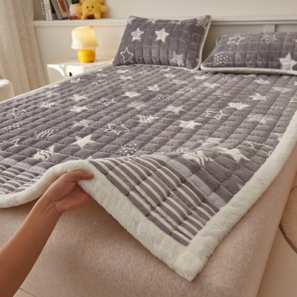 91家纺网 家纺一手货源 找家纺 （总）东宇床垫 2025新款A类牛奶绒印花直角防滑床垫床褥三件套-成人款