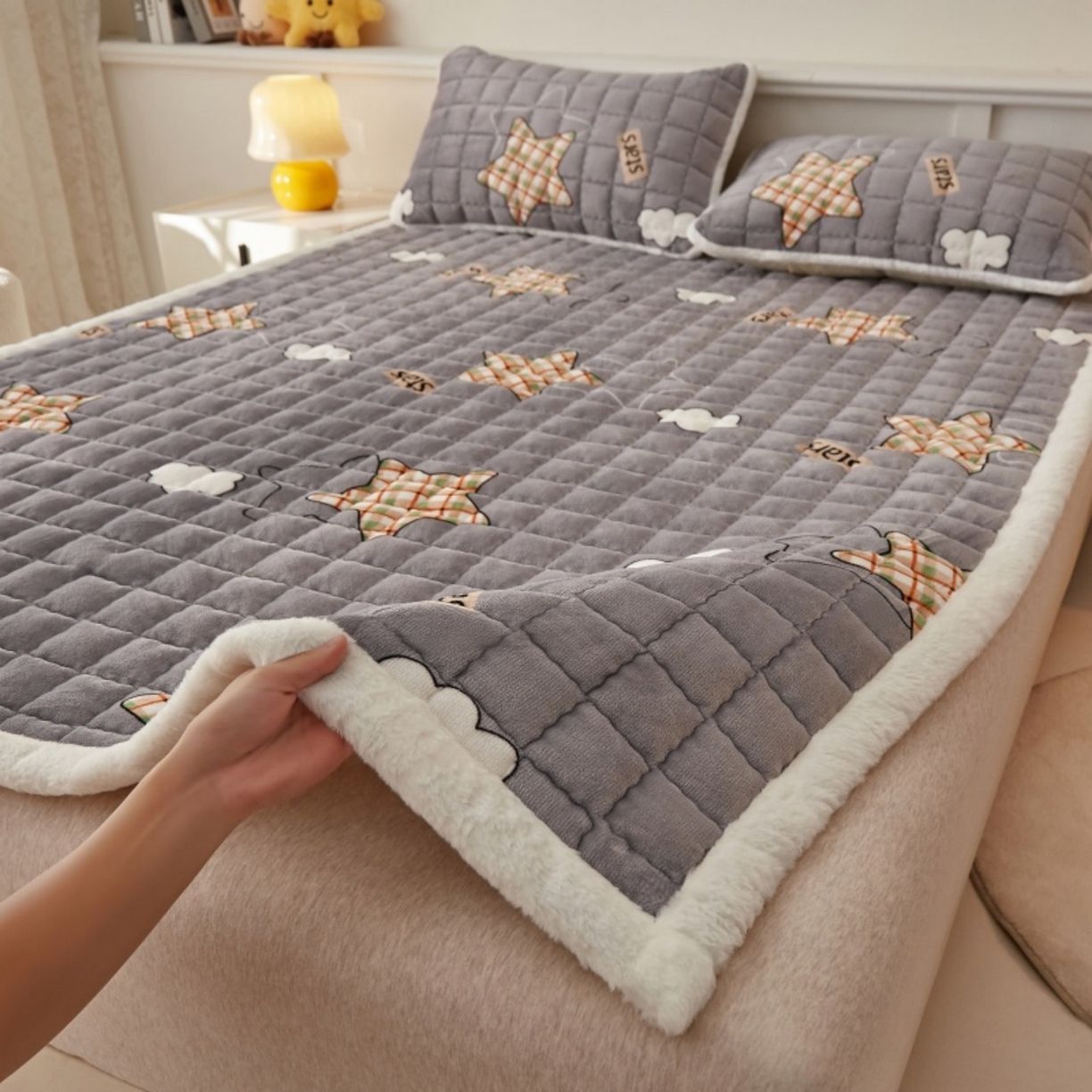 91家纺网 家纺一手货源 找家纺 （总）东宇床垫 2025新款A类牛奶绒印花直角防滑床垫床褥三件套-成人款