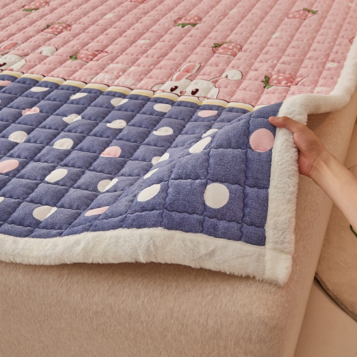 91家纺网 家纺一手货源 找家纺 东宇床垫 2025新款A类牛奶绒印花直角防滑床垫床褥三件套-成人款 草莓兔兔