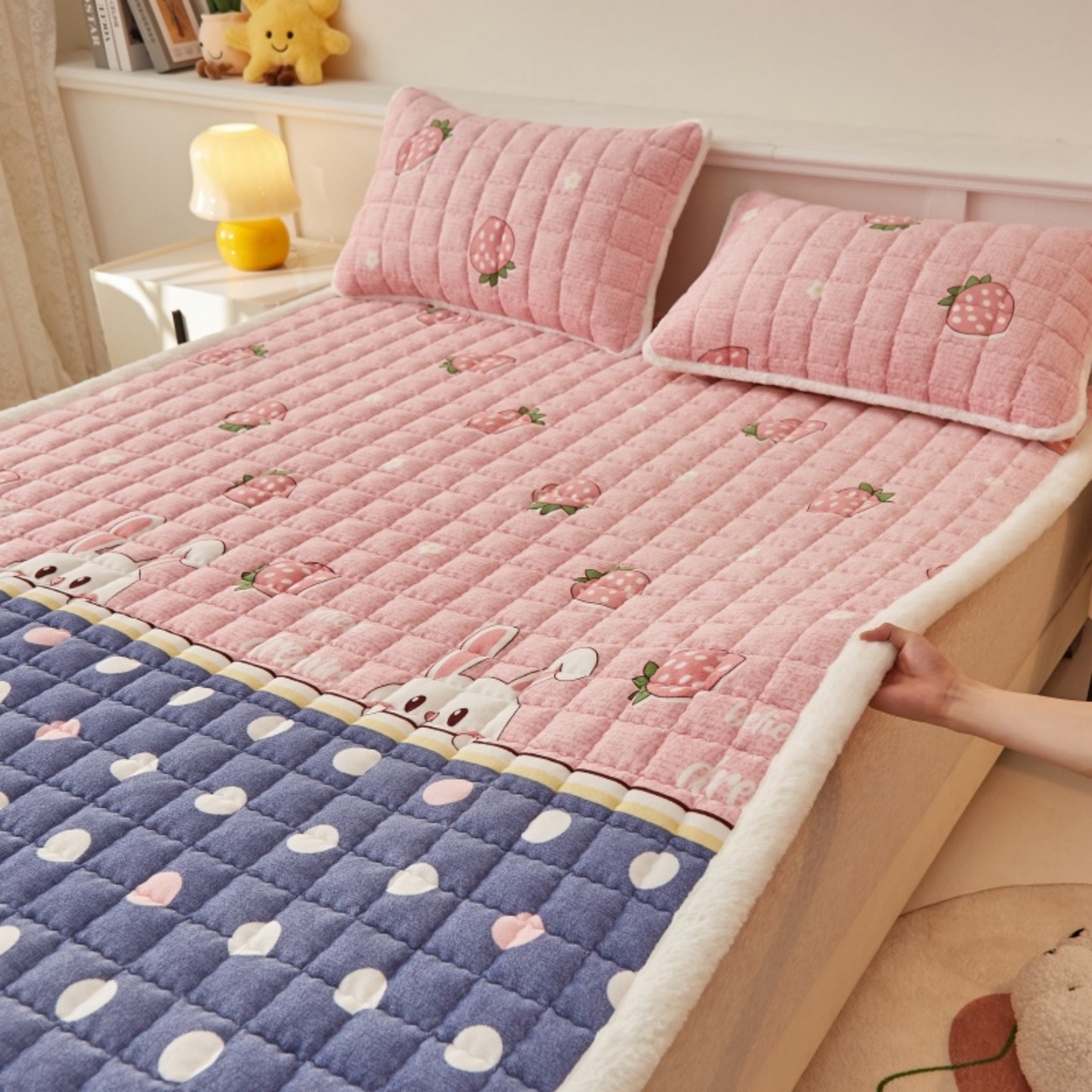91家纺网 家纺一手货源 找家纺 东宇床垫 2025新款A类牛奶绒印花直角防滑床垫床褥三件套-成人款 草莓兔兔
