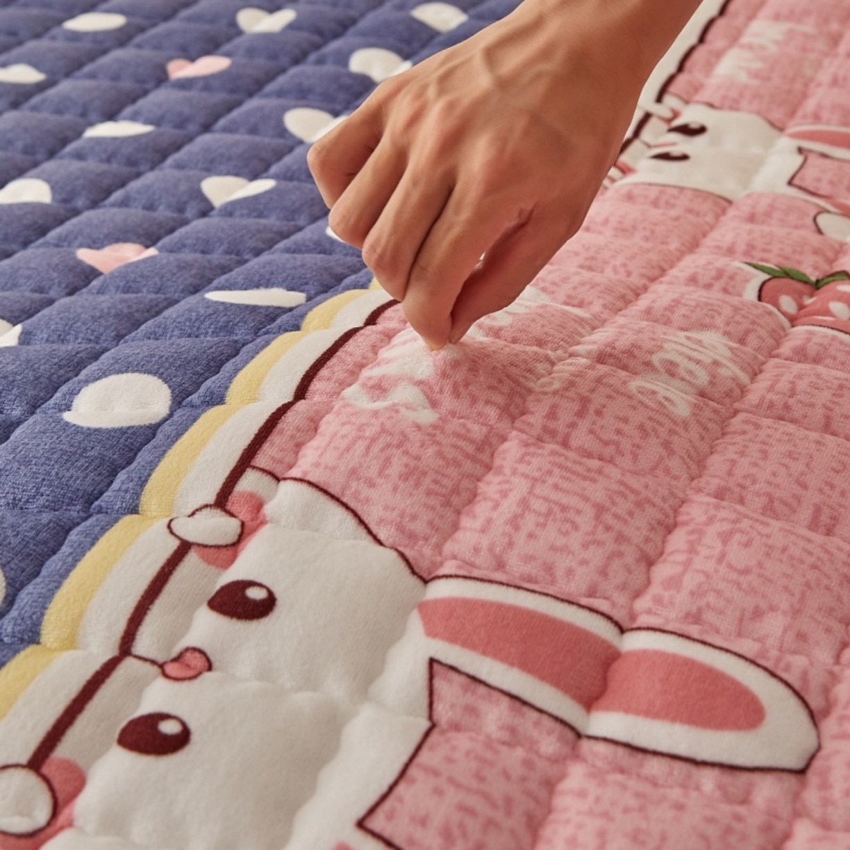 91家纺网 家纺一手货源 找家纺 东宇床垫 2025新款A类牛奶绒印花直角防滑床垫床褥三件套-成人款 草莓兔兔