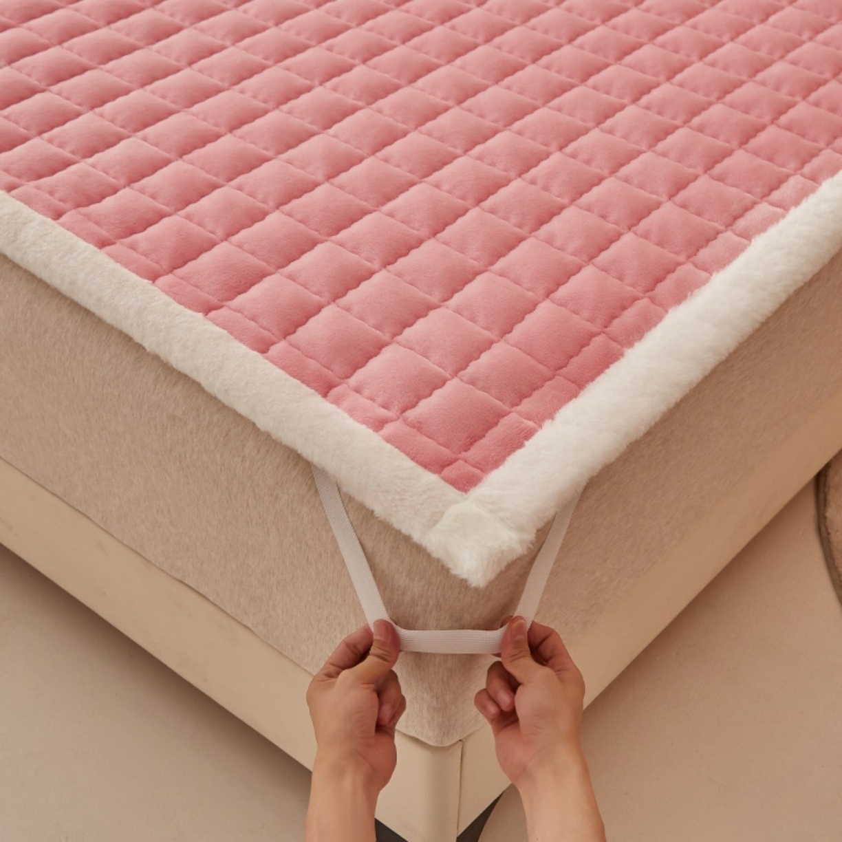 91家纺网 家纺一手货源 找家纺 东宇床垫 2025新款A类牛奶绒印花直角防滑床垫床褥三件套-成人款 粉格甜心