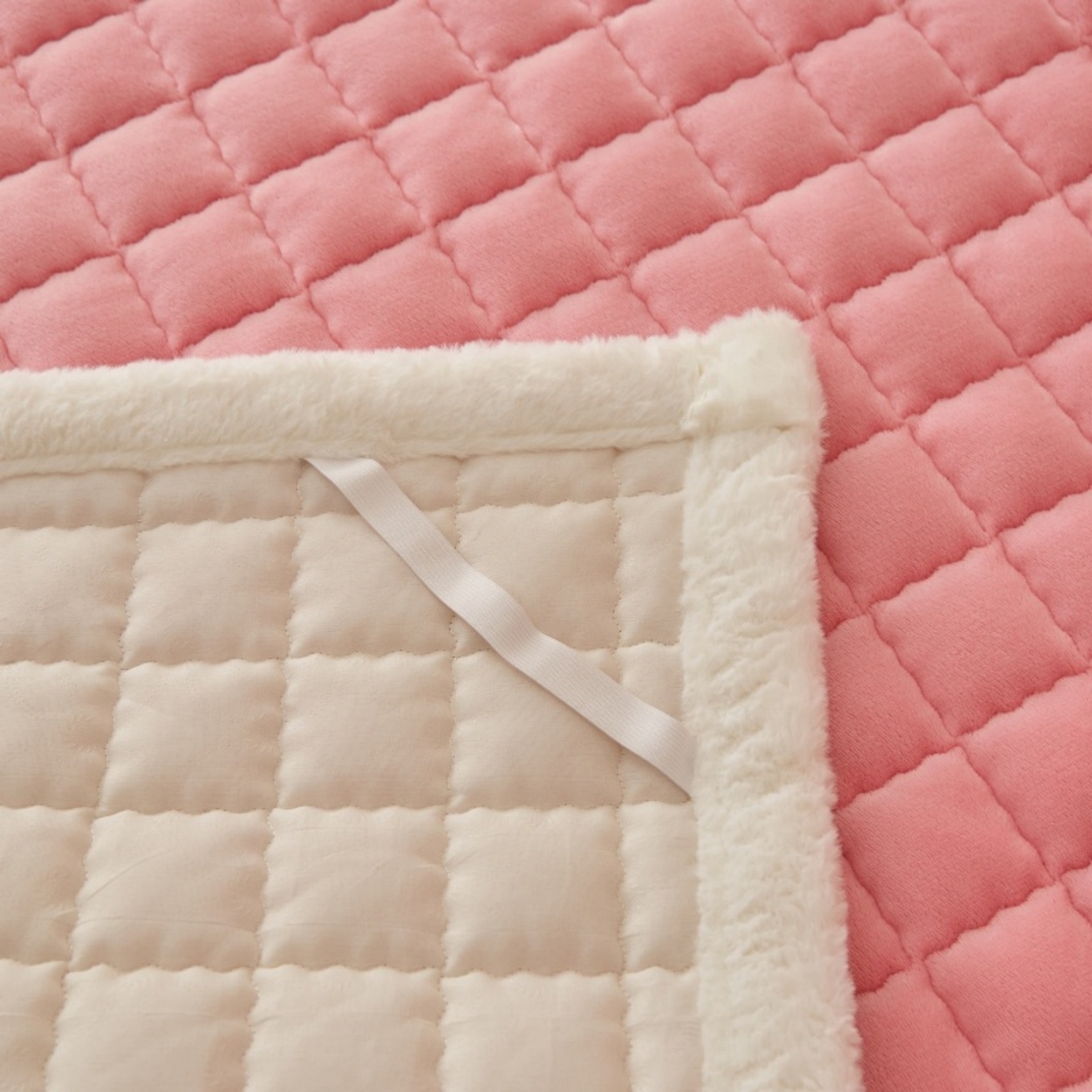 91家纺网 家纺一手货源 找家纺 东宇床垫 2025新款A类牛奶绒印花直角防滑床垫床褥三件套-成人款 粉格甜心