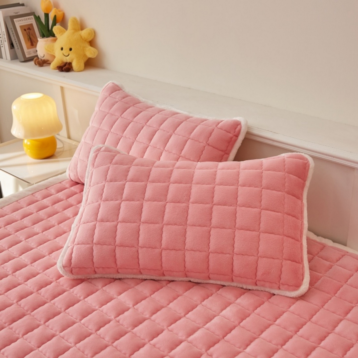 91家纺网 家纺一手货源 找家纺 东宇床垫 2025新款A类牛奶绒印花直角防滑床垫床褥三件套-成人款 粉格甜心