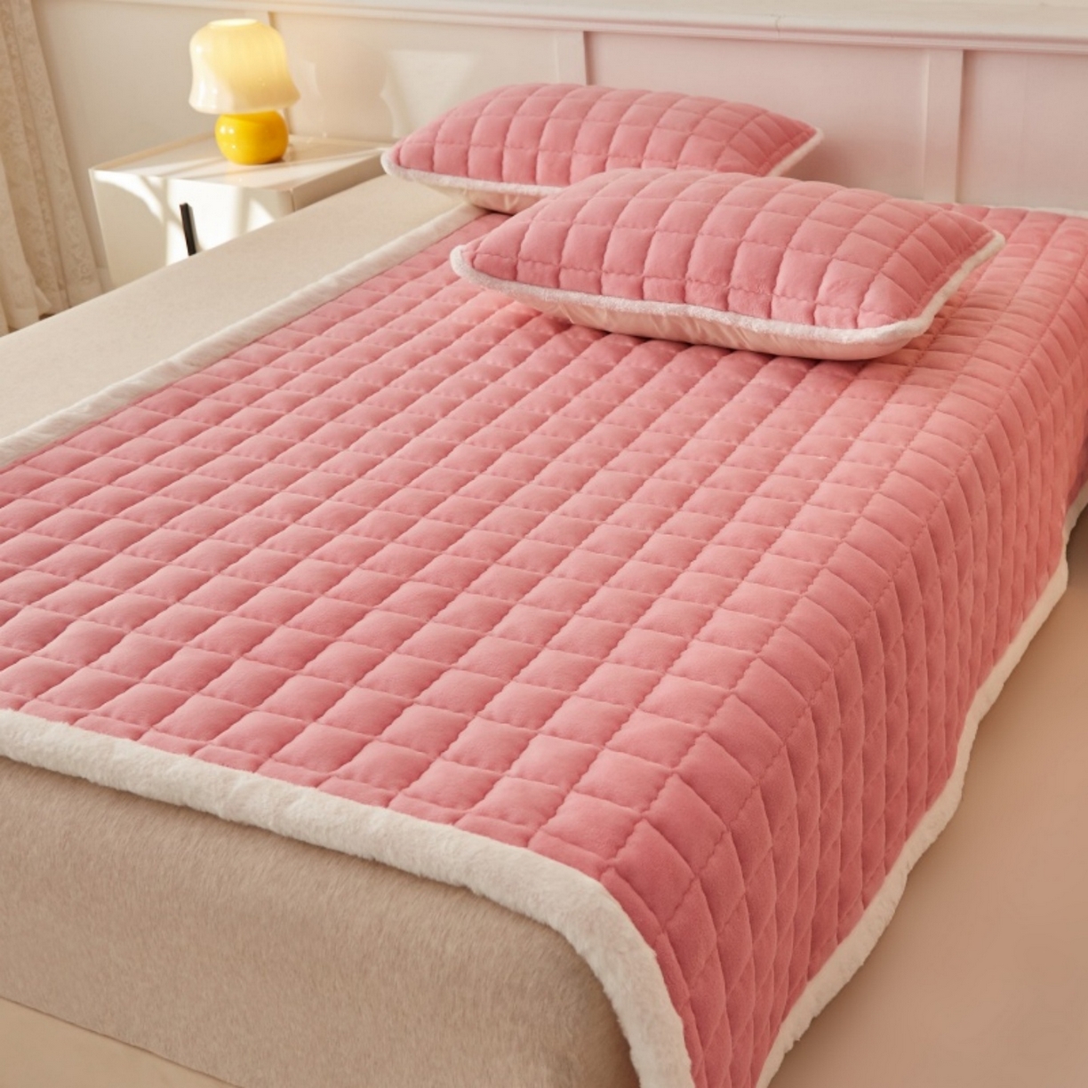 91家纺网 家纺一手货源 找家纺 东宇床垫 2025新款A类牛奶绒印花直角防滑床垫床褥三件套-成人款 粉格甜心