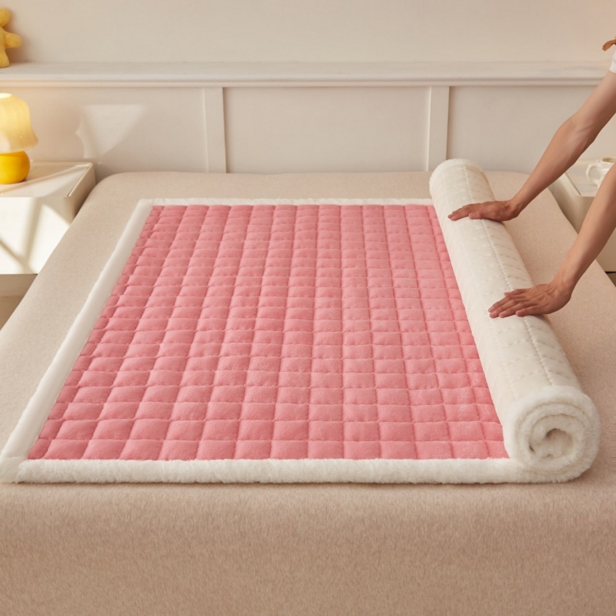 91家纺网 家纺一手货源 找家纺 东宇床垫 2025新款A类牛奶绒印花直角防滑床垫床褥三件套-成人款 粉格甜心