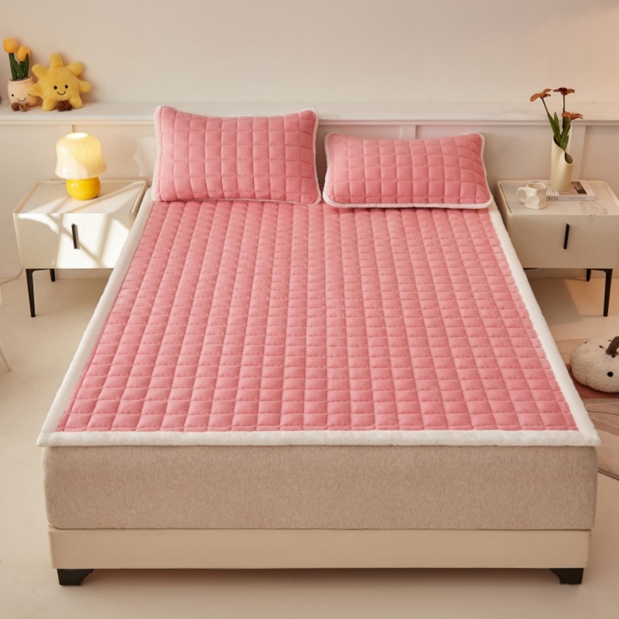 91家纺网 家纺一手货源 找家纺 东宇床垫 2025新款A类牛奶绒印花直角防滑床垫床褥三件套-成人款 粉格甜心