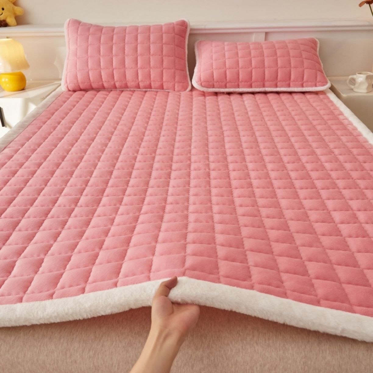 91家纺网 家纺一手货源 找家纺 东宇床垫 2025新款A类牛奶绒印花直角防滑床垫床褥三件套-成人款 粉格甜心