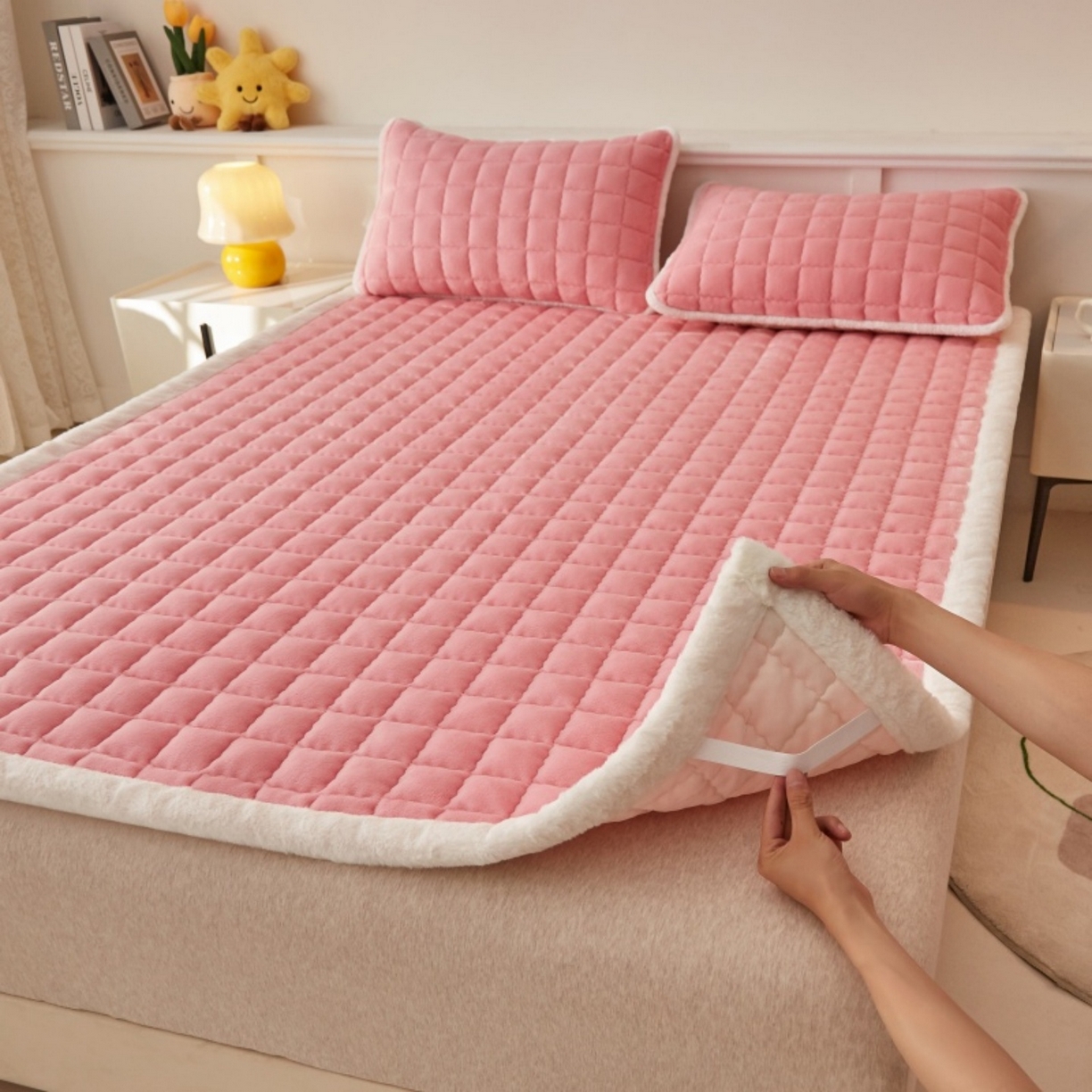 91家纺网 家纺一手货源 找家纺 东宇床垫 2025新款A类牛奶绒印花直角防滑床垫床褥三件套-成人款 粉格甜心