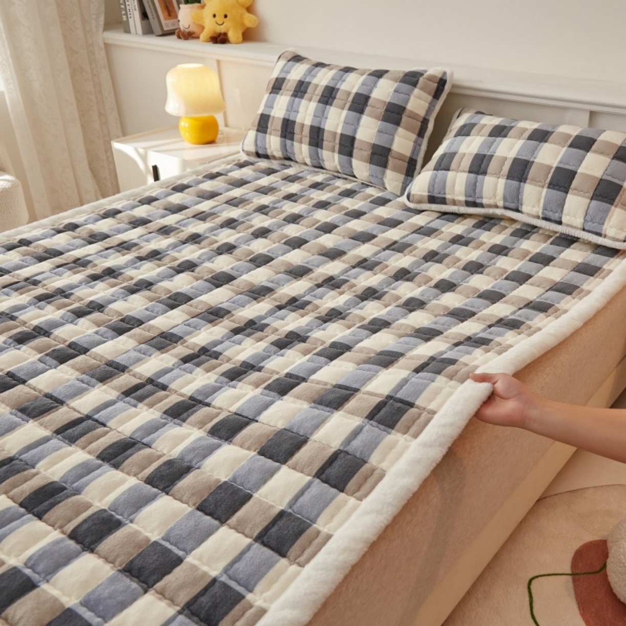 91家纺网 家纺一手货源 找家纺 东宇床垫 2025新款A类牛奶绒印花直角防滑床垫床褥三件套-成人款 复古蓝棕