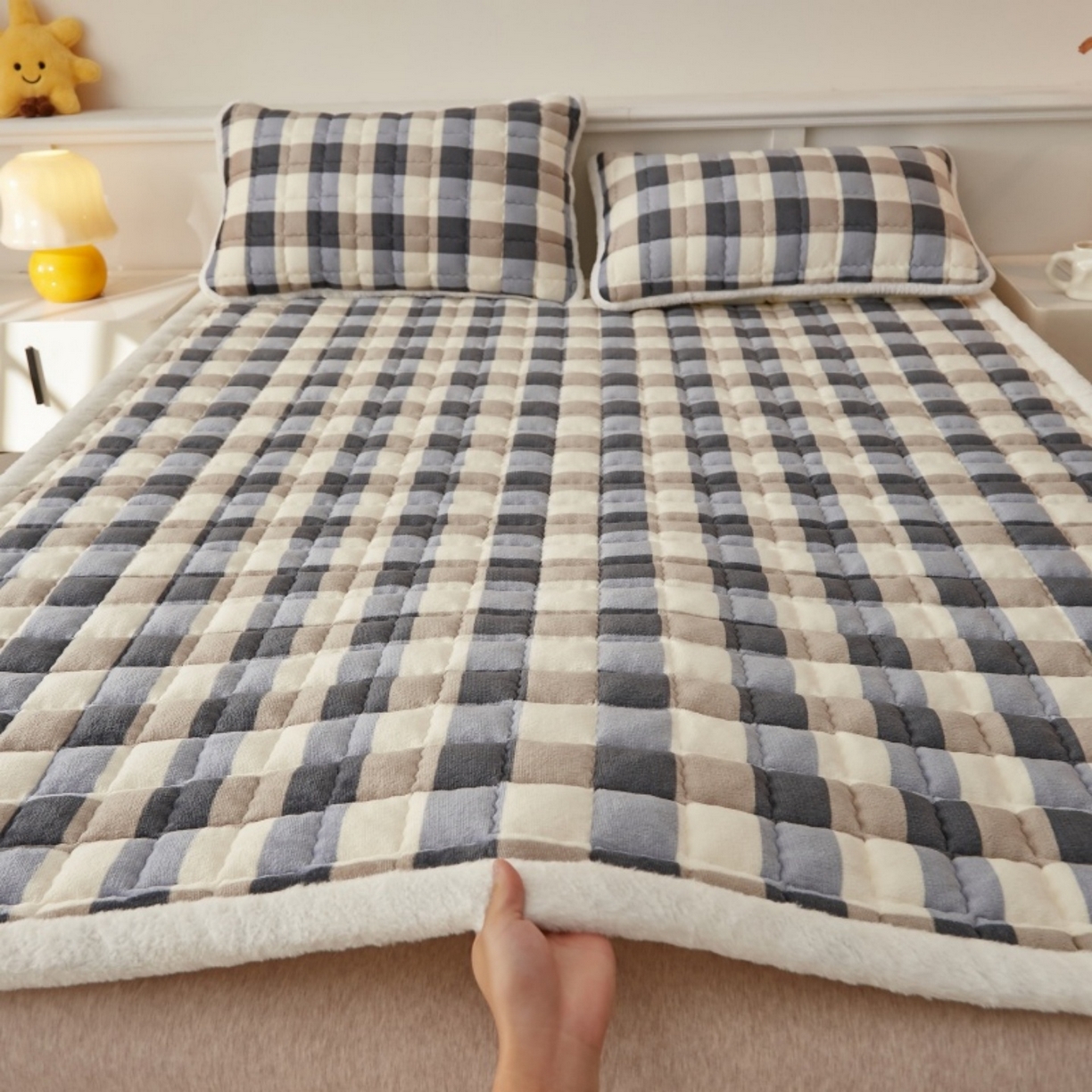 91家纺网 家纺一手货源 找家纺 东宇床垫 2025新款A类牛奶绒印花直角防滑床垫床褥三件套-成人款 复古蓝棕