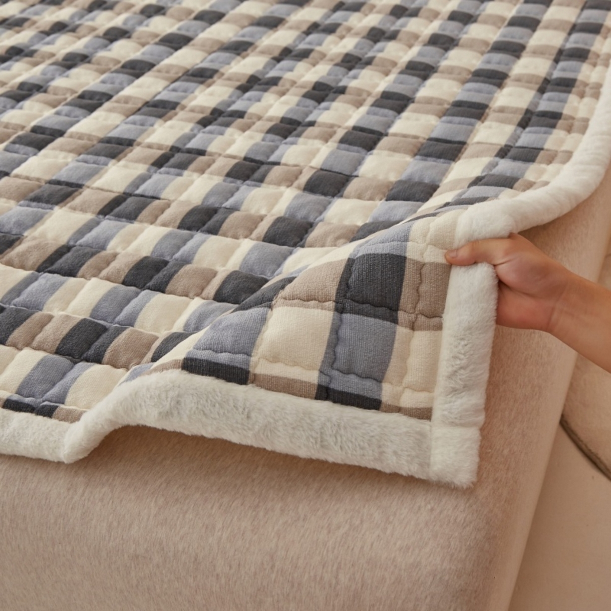 91家纺网 家纺一手货源 找家纺 东宇床垫 2025新款A类牛奶绒印花直角防滑床垫床褥三件套-成人款 复古蓝棕