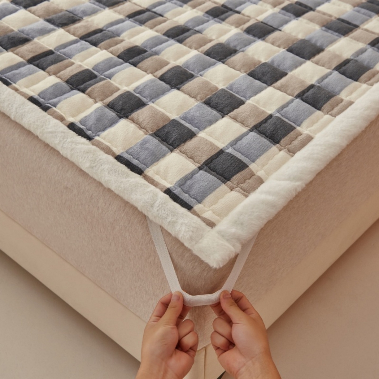 91家纺网 家纺一手货源 找家纺 东宇床垫 2025新款A类牛奶绒印花直角防滑床垫床褥三件套-成人款 复古蓝棕