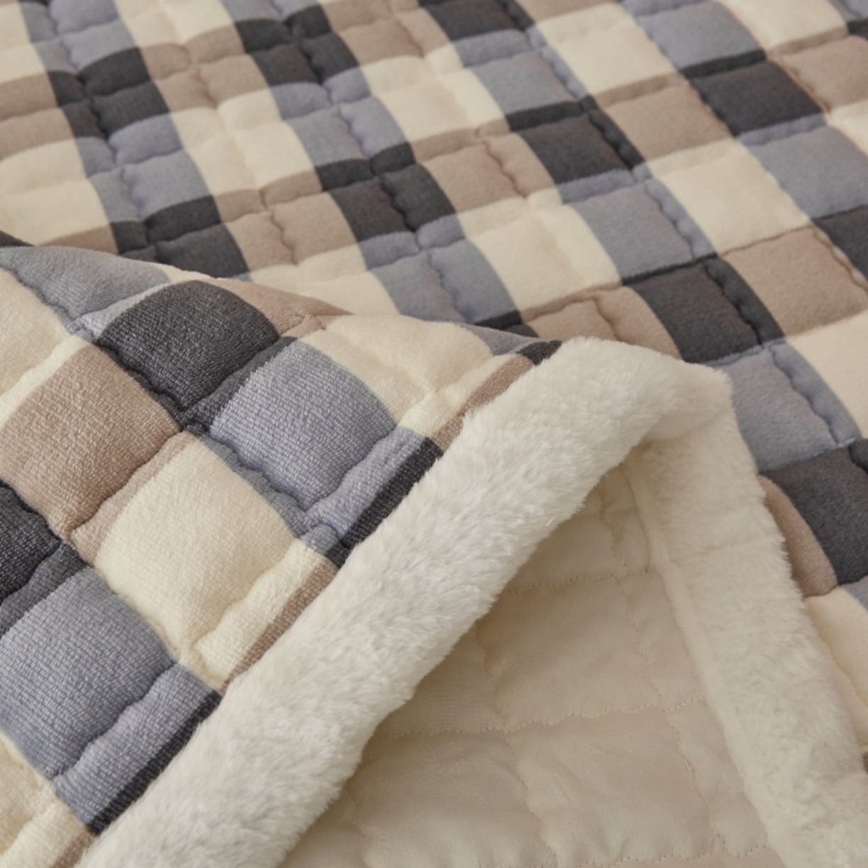 91家纺网 家纺一手货源 找家纺 东宇床垫 2025新款A类牛奶绒印花直角防滑床垫床褥三件套-成人款 复古蓝棕