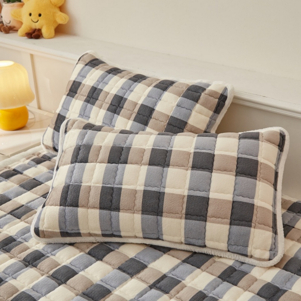 91家纺网 家纺一手货源 找家纺 东宇床垫 2025新款A类牛奶绒印花直角防滑床垫床褥三件套-成人款 复古蓝棕