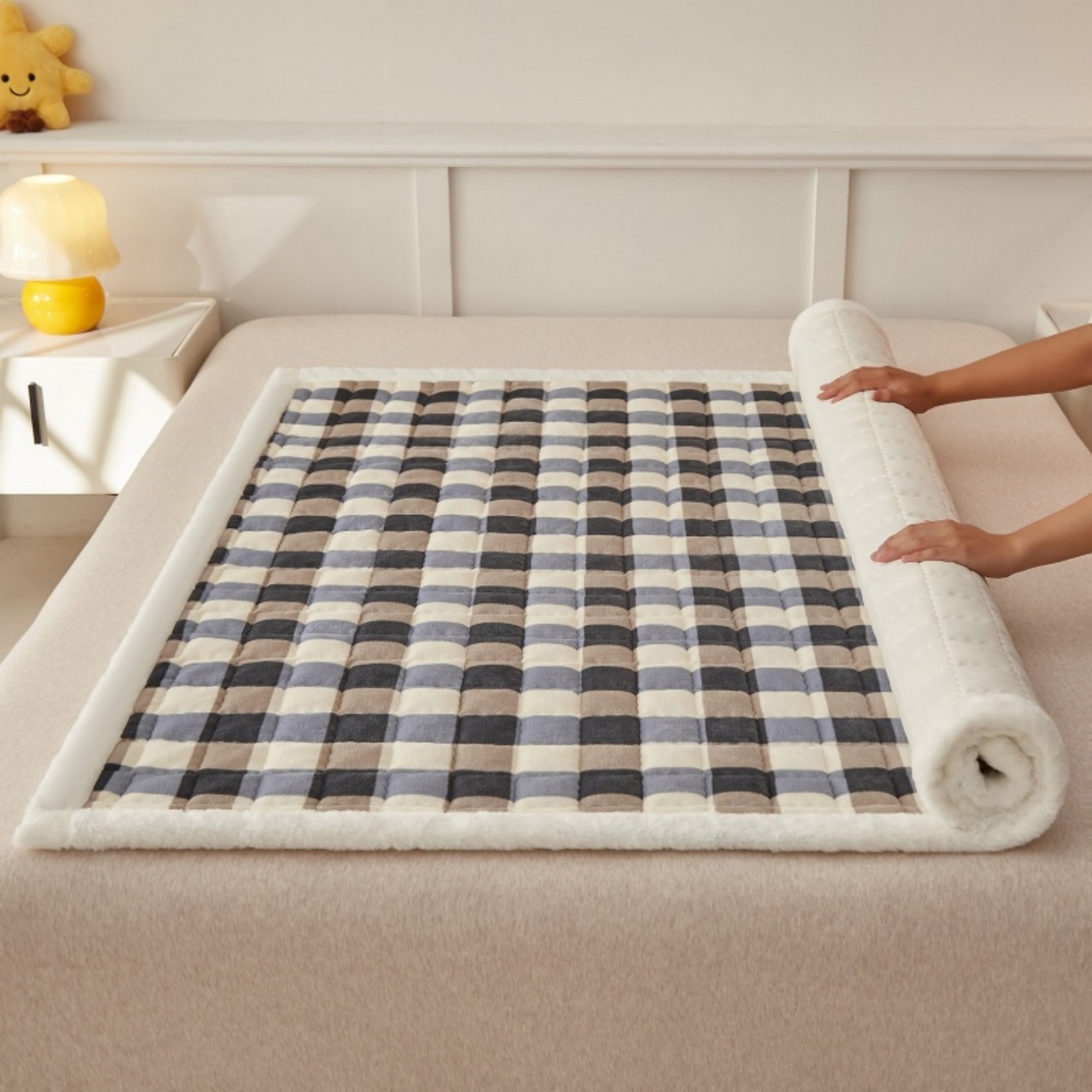 91家纺网 家纺一手货源 找家纺 东宇床垫 2025新款A类牛奶绒印花直角防滑床垫床褥三件套-成人款 复古蓝棕