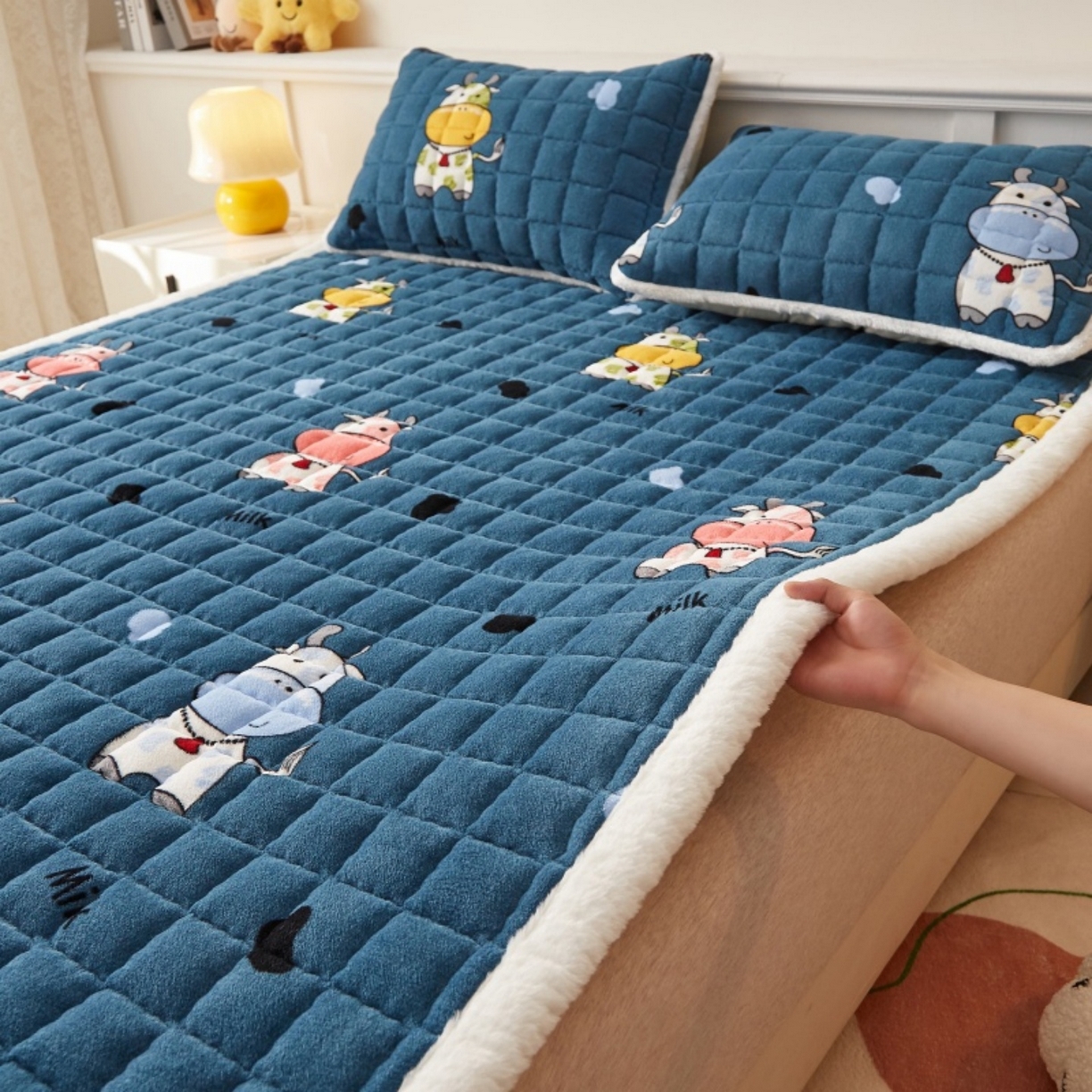 91家纺网 家纺一手货源 找家纺 东宇床垫 2025新款A类牛奶绒印花直角防滑床垫床褥三件套-成人款 花花奶牛