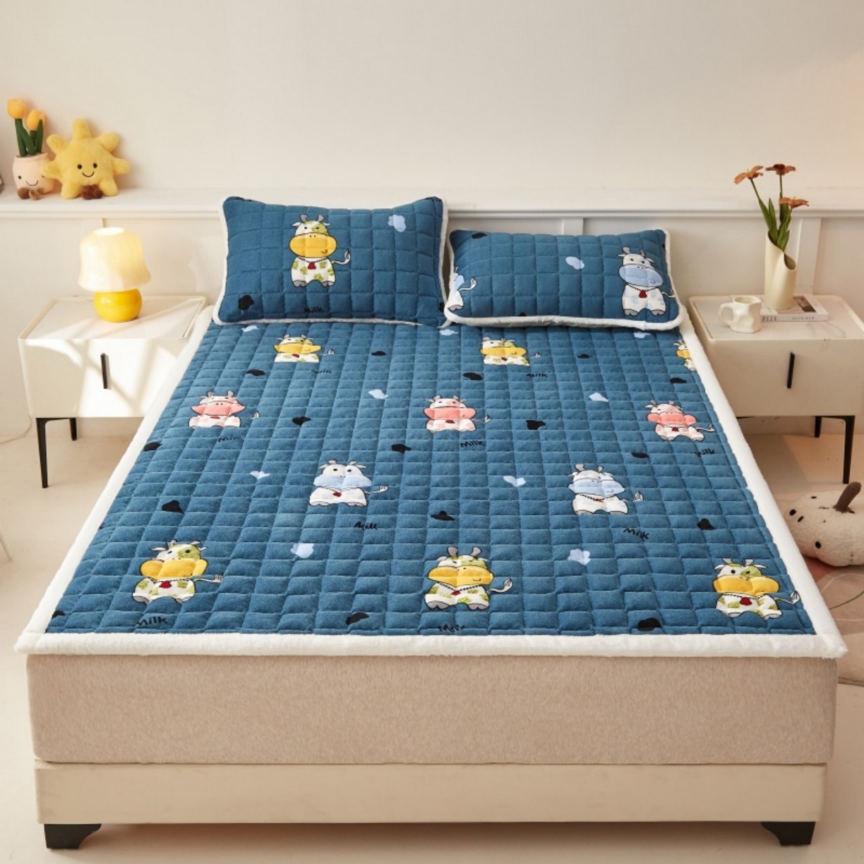 91家纺网 家纺一手货源 找家纺 东宇床垫 2025新款A类牛奶绒印花直角防滑床垫床褥三件套-成人款 花花奶牛