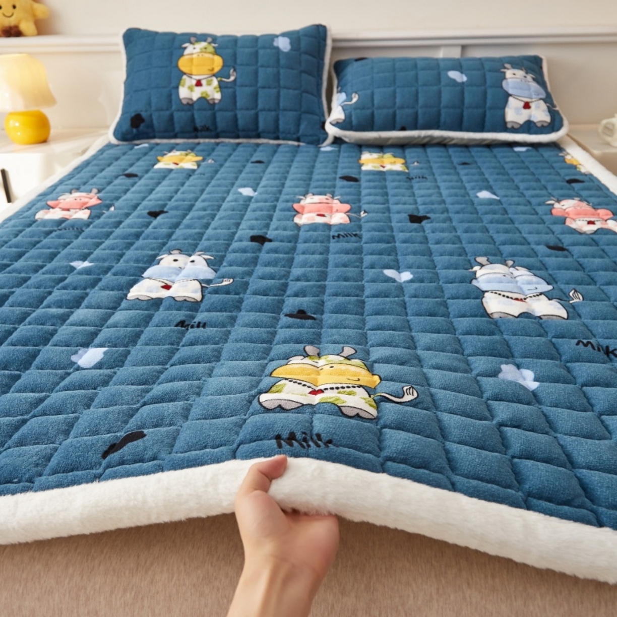 91家纺网 家纺一手货源 找家纺 东宇床垫 2025新款A类牛奶绒印花直角防滑床垫床褥三件套-成人款 花花奶牛