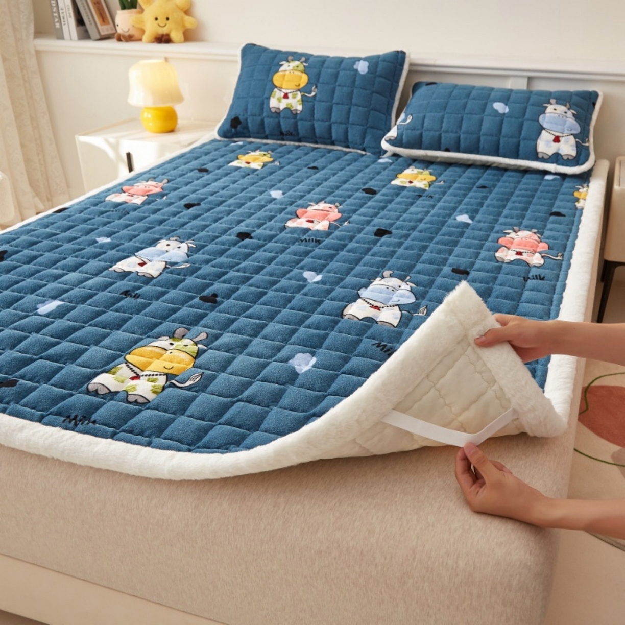 91家纺网 家纺一手货源 找家纺 东宇床垫 2025新款A类牛奶绒印花直角防滑床垫床褥三件套-成人款 花花奶牛