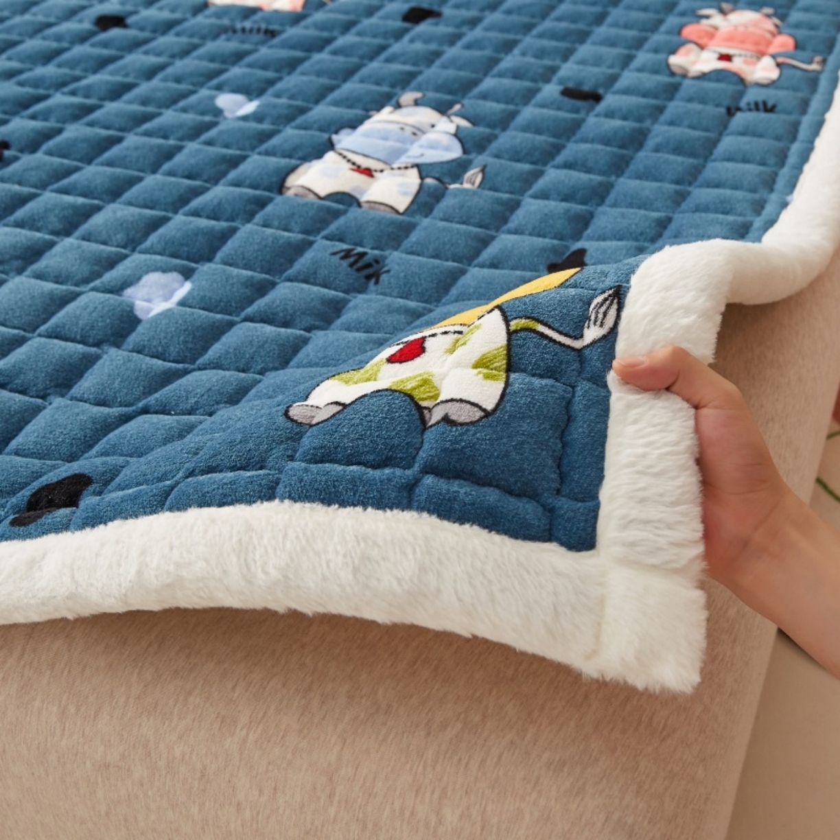 91家纺网 家纺一手货源 找家纺 东宇床垫 2025新款A类牛奶绒印花直角防滑床垫床褥三件套-成人款 花花奶牛