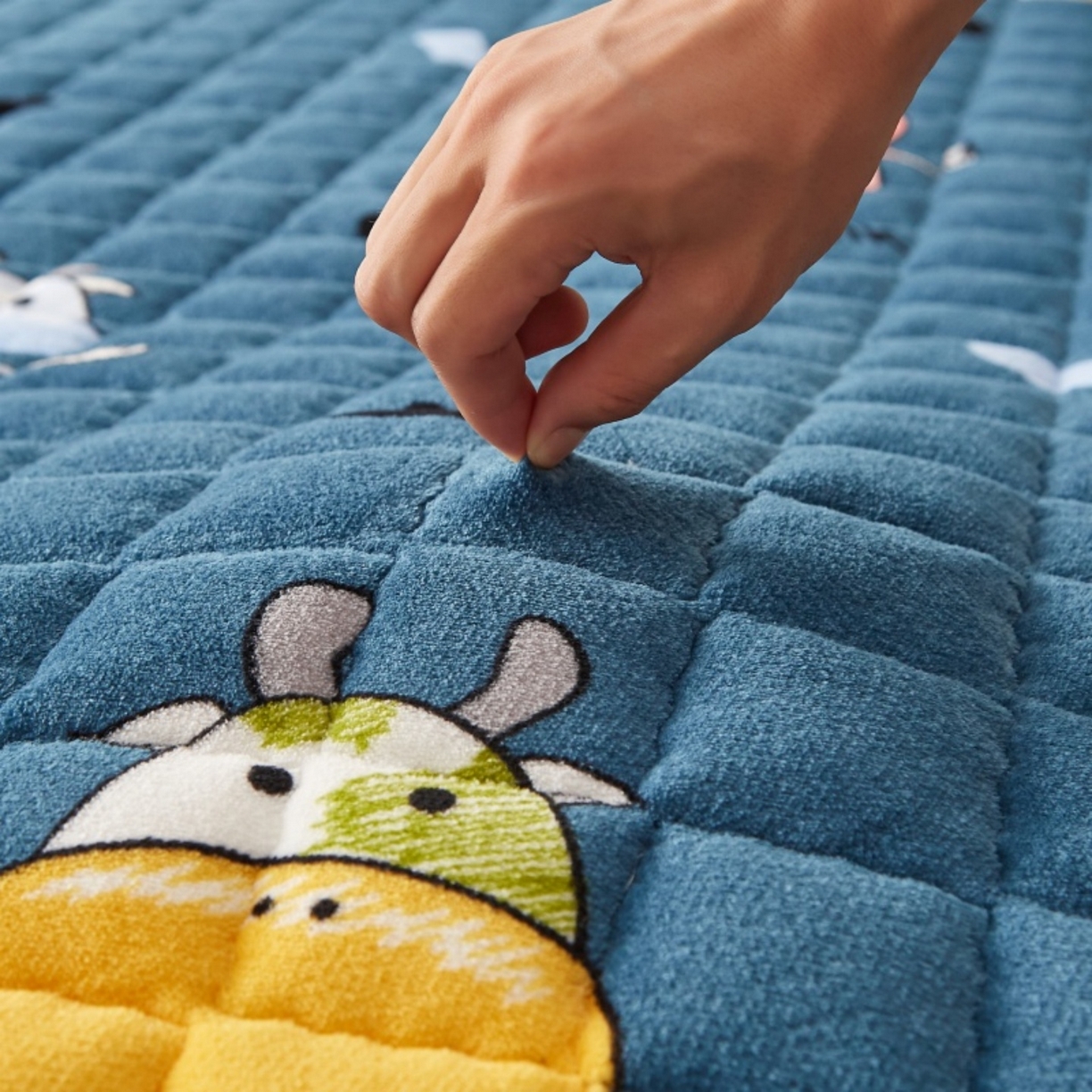 91家纺网 家纺一手货源 找家纺 东宇床垫 2025新款A类牛奶绒印花直角防滑床垫床褥三件套-成人款 花花奶牛