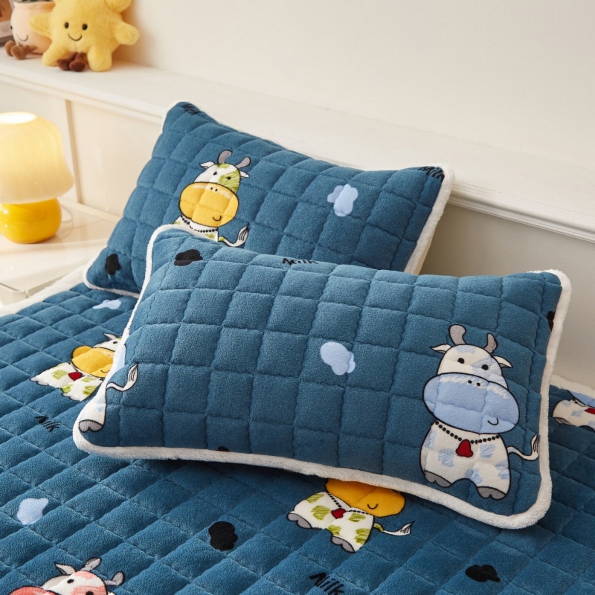 91家纺网 家纺一手货源 找家纺 东宇床垫 2025新款A类牛奶绒印花直角防滑床垫床褥三件套-成人款 花花奶牛