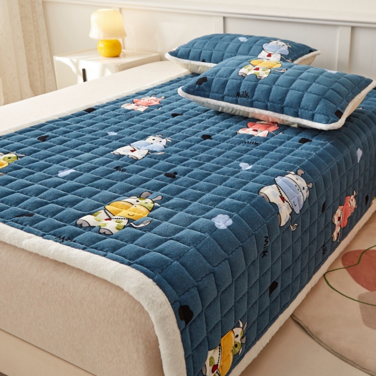 91家纺网 家纺一手货源 找家纺 东宇床垫 2025新款A类牛奶绒印花直角防滑床垫床褥三件套-成人款 花花奶牛