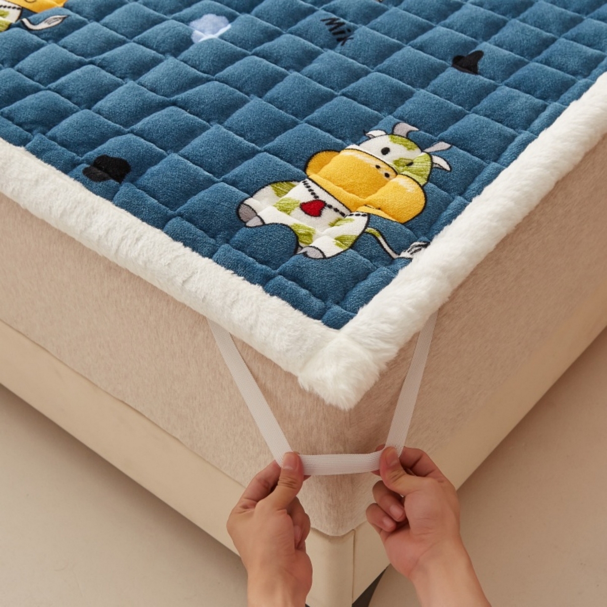 91家纺网 家纺一手货源 找家纺 东宇床垫 2025新款A类牛奶绒印花直角防滑床垫床褥三件套-成人款 花花奶牛