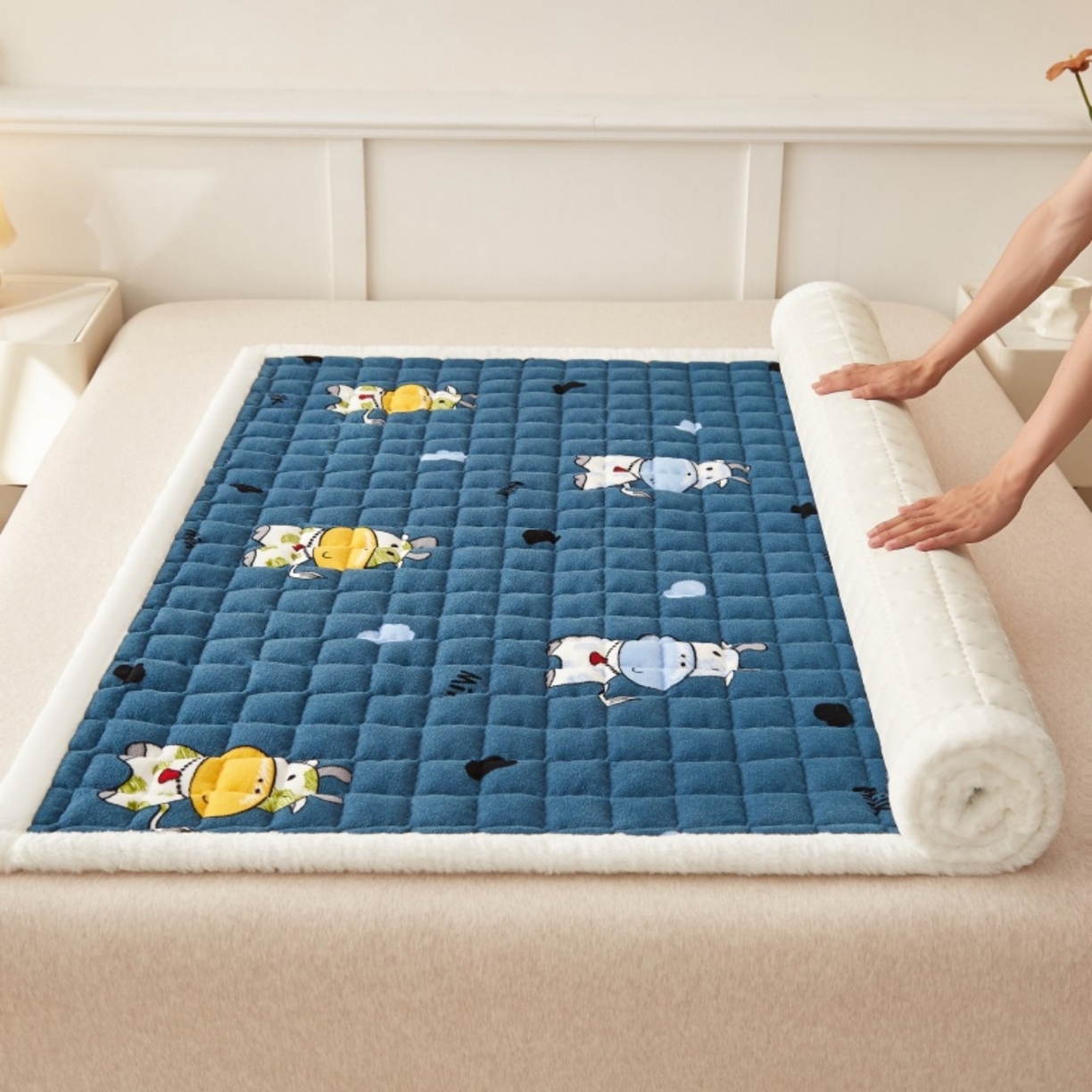 91家纺网 家纺一手货源 找家纺 东宇床垫 2025新款A类牛奶绒印花直角防滑床垫床褥三件套-成人款 花花奶牛