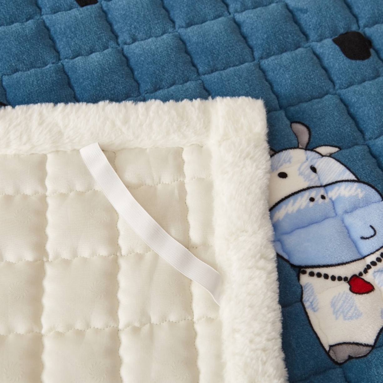 91家纺网 家纺一手货源 找家纺 东宇床垫 2025新款A类牛奶绒印花直角防滑床垫床褥三件套-成人款 花花奶牛