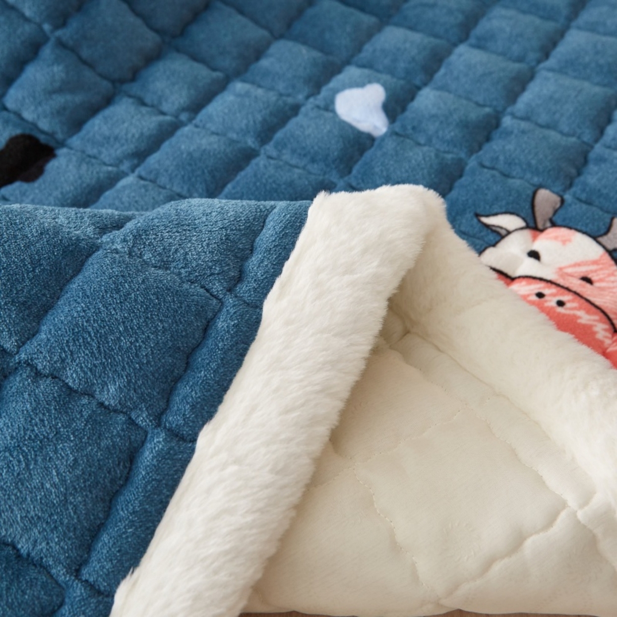 91家纺网 家纺一手货源 找家纺 东宇床垫 2025新款A类牛奶绒印花直角防滑床垫床褥三件套-成人款 花花奶牛