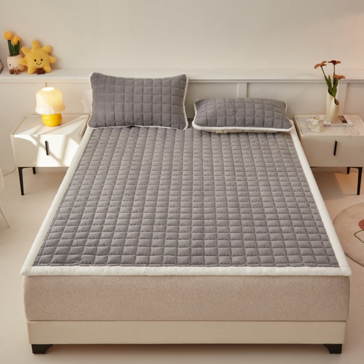 91家纺网 家纺一手货源 找家纺 东宇床垫 2025新款A类牛奶绒印花直角防滑床垫床褥三件套-成人款 灰雅格