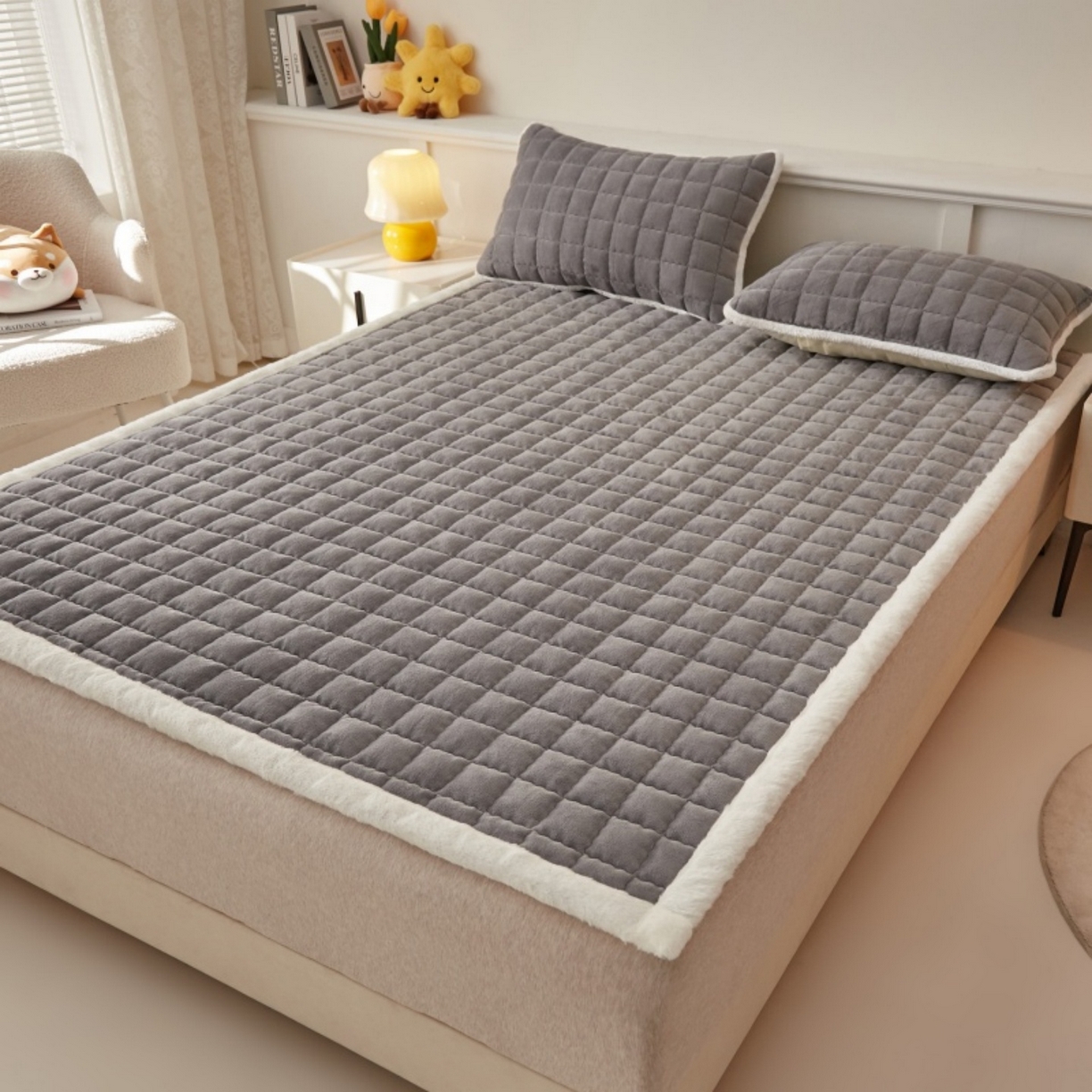 91家纺网 家纺一手货源 找家纺 东宇床垫 2025新款A类牛奶绒印花直角防滑床垫床褥三件套-成人款 灰雅格